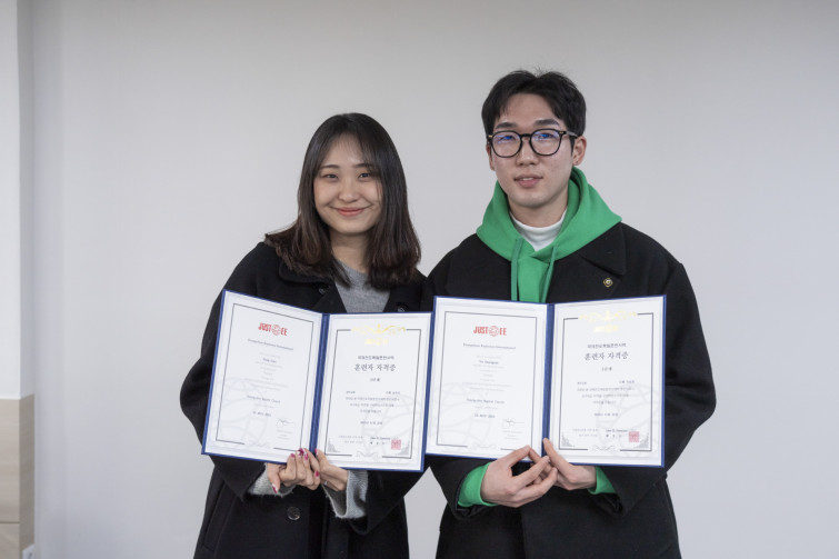 YTo1Nzp7czo4OiJGaWxlTmFtZSI7czo0MDoiMDY5N2YwNzktM2U3Ny00NmU1LWJiYWItMTYxYWRjNWFhZDdiLmpwZyI7czoxMjoiRmlsZURhdGVUaW1lIjtpOjE3MDE4NjYwODk7czo4OiJGaWxlU2l6ZSI7aToxNTc5NDAzO3M6ODoiRmlsZVR5cGUiO2k6MjtzOjg6Ik1pbWVUeXBlIjtzOjEwOiJpbWFnZS9qcGVnIjtzOjEzOiJTZWN0aW9uc0ZvdW5kIjtzOjMwOiJBTllfVEFHLCBJRkQwLCBUSFVNQk5BSUwsIEVYSUYiO3M6ODoiQ09NUFVURUQiO2E6MTA6e3M6NDoiaHRtbCI7czoyNjoid2lkdGg9IjIzODgiIGhlaWdodD0iMTU5MiIiO3M6NjoiSGVpZ2h0IjtpOjE1OTI7czo1OiJXaWR0aCI7aToyMzg4O3M6NzoiSXNDb2xvciI7aToxO3M6MTc6IkJ5dGVPcmRlck1vdG9yb2xhIjtpOjA7czo4OiJDQ0RXaWR0aCI7czo0OiIxMm1tIjtzOjE1OiJBcGVydHVyZUZOdW1iZXIiO3M6NToiZi80LjAiO3M6OToiQ29weXJpZ2h0IjtzOjQ6IllBQkMiO3M6MTg6IlRodW1ibmFpbC5GaWxlVHlwZSI7aToyO3M6MTg6IlRodW1ibmFpbC5NaW1lVHlwZSI7czoxMDoiaW1hZ2UvanBlZyI7fXM6NDoiTWFrZSI7czo0OiJTT05ZIjtzOjU6Ik1vZGVsIjtzOjg6IklMQ0UtN000IjtzOjExOiJYUmVzb2x1dGlvbiI7czo1OiIyNDAvMSI7czoxMToiWVJlc29sdXRpb24iO3M6NToiMjQwLzEiO3M6MTQ6IlJlc29sdXRpb25Vbml0IjtpOjI7czo4OiJTb2Z0d2FyZSI7czo1MjoiQWRvYmUgUGhvdG9zaG9wIExpZ2h0cm9vbSBDbGFzc2ljIDEzLjAuMiAoTWFjaW50b3NoKSI7czo4OiJEYXRlVGltZSI7czoxOToiMjAyMzoxMjowNiAxNDozODowMCI7czo2OiJBcnRpc3QiO3M6NzoiWUFCQ19TRyI7czoxNjoiWUNiQ3JQb3NpdGlvbmluZyI7aToyO3M6MTk6IlJlZmVyZW5jZUJsYWNrV2hpdGUiO2E6Njp7aTowO3M6MzoiMC8xIjtpOjE7czo1OiIyNTUvMSI7aToyO3M6NToiMTI4LzEiO2k6MztzOjU6IjI1NS8xIjtpOjQ7czo1OiIxMjgvMSI7aTo1O3M6NToiMjU1LzEiO31zOjk6IkNvcHlyaWdodCI7czo0OiJZQUJDIjtzOjE2OiJFeGlmX0lGRF9Qb2ludGVyIjtpOjMyNjtzOjk6IlRIVU1CTkFJTCI7YTo2OntzOjExOiJDb21wcmVzc2lvbiI7aTo2O3M6MTE6IlhSZXNvbHV0aW9uIjtzOjU6IjI0MC8xIjtzOjExOiJZUmVzb2x1dGlvbiI7czo1OiIyNDAvMSI7czoxNDoiUmVzb2x1dGlvblVuaXQiO2k6MjtzOjIxOiJKUEVHSW50ZXJjaGFuZ2VGb3JtYXQiO2k6OTk4O3M6Mjc6IkpQRUdJbnRlcmNoYW5nZUZvcm1hdExlbmd0aCI7aToxMDQ3Mzt9czoxMjoiRXhwb3N1cmVUaW1lIjtzOjU6IjEvMTI1IjtzOjc6IkZOdW1iZXIiO3M6MzoiNC8xIjtzOjE1OiJFeHBvc3VyZVByb2dyYW0iO2k6MTtzOjE1OiJJU09TcGVlZFJhdGluZ3MiO2k6ODAwO3M6MTE6IkV4aWZWZXJzaW9uIjtzOjQ6IjAyMjEiO3M6MTY6IkRhdGVUaW1lT3JpZ2luYWwiO3M6MTk6IjIwMjM6MTE6MjUgMTI6MjU6MDIiO3M6MTc6IkRhdGVUaW1lRGlnaXRpemVkIjtzOjE5OiIyMDIzOjExOjI1IDEyOjI1OjAyIjtzOjIzOiJDb21wb25lbnRzQ29uZmlndXJhdGlvbiI7czo0OiIBAgMAIjtzOjE3OiJTaHV0dGVyU3BlZWRWYWx1ZSI7czoxNToiNjk2NTc4NC8xMDAwMDAwIjtzOjEzOiJBcGVydHVyZVZhbHVlIjtzOjM6IjQvMSI7czoxNToiQnJpZ2h0bmVzc1ZhbHVlIjtzOjk6IjkxNTQvMjU2MCI7czoxNzoiRXhwb3N1cmVCaWFzVmFsdWUiO3M6NDoiMC8xMCI7czoxNjoiTWF4QXBlcnR1cmVWYWx1ZSI7czo4OiIxMDI0LzI1NiI7czoxMjoiTWV0ZXJpbmdNb2RlIjtpOjU7czoxMToiTGlnaHRTb3VyY2UiO2k6MDtzOjU6IkZsYXNoIjtpOjE2O3M6MTE6IkZvY2FsTGVuZ3RoIjtzOjY6IjM5MC8xMCI7czoxODoiU3ViU2VjVGltZU9yaWdpbmFsIjtzOjM6IjE2NiI7czoxOToiU3ViU2VjVGltZURpZ2l0aXplZCI7czozOiIxNjYiO3M6MTU6IkZsYXNoUGl4VmVyc2lvbiI7czo0OiIwMTAwIjtzOjEwOiJDb2xvclNwYWNlIjtpOjY1NTM1O3M6MTQ6IkV4aWZJbWFnZVdpZHRoIjtpOjIzODg7czoxNToiRXhpZkltYWdlTGVuZ3RoIjtpOjE1OTI7czoyMToiRm9jYWxQbGFuZVhSZXNvbHV0aW9uIjtzOjE0OiI2NDQ0OTMzOS8zMjc2OCI7czoyMToiRm9jYWxQbGFuZVlSZXNvbHV0aW9uIjtzOjE0OiI2NDQ0OTMzOS8zMjc2OCI7czoyNDoiRm9jYWxQbGFuZVJlc29sdXRpb25Vbml0IjtpOjM7czoxMDoiRmlsZVNvdXJjZSI7czoxOiIDIjtzOjk6IlNjZW5lVHlwZSI7czoxOiIBIjtzOjE0OiJDdXN0b21SZW5kZXJlZCI7aTowO3M6MTI6IkV4cG9zdXJlTW9kZSI7aToxO3M6MTI6IldoaXRlQmFsYW5jZSI7aTowO3M6MTY6IkRpZ2l0YWxab29tUmF0aW8iO3M6NToiMTYvMTYiO3M6MjE6IkZvY2FsTGVuZ3RoSW4zNW1tRmlsbSI7aTozOTtzOjE2OiJTY2VuZUNhcHR1cmVUeXBlIjtpOjA7czo4OiJDb250cmFzdCI7aTowO3M6MTA6IlNhdHVyYXRpb24iO2k6MDtzOjk6IlNoYXJwbmVzcyI7aTowO30=