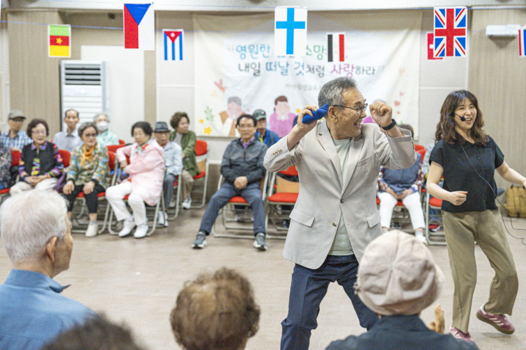 YTo1ODp7czo4OiJGaWxlTmFtZSI7czo0MDoiMjA1NTUzZjItZGMyZi00ZjVmLTlhODktOGU3MDI5NmE4MzEyLmpwZyI7czoxMjoiRmlsZURhdGVUaW1lIjtpOjE3NDg1ODU2MDY7czo4OiJGaWxlU2l6ZSI7aToyNzY4Nzk4O3M6ODoiRmlsZVR5cGUiO2k6MjtzOjg6Ik1pbWVUeXBlIjtzOjEwOiJpbWFnZS9qcGVnIjtzOjEzOiJTZWN0aW9uc0ZvdW5kIjtzOjMwOiJBTllfVEFHLCBJRkQwLCBUSFVNQk5BSUwsIEVYSUYiO3M6ODoiQ09NUFVURUQiO2E6OTp7czo0OiJodG1sIjtzOjI2OiJ3aWR0aD0iMTcyMCIgaGVpZ2h0PSIxMTQ3IiI7czo2OiJIZWlnaHQiO2k6MTE0NztzOjU6IldpZHRoIjtpOjE3MjA7czo3OiJJc0NvbG9yIjtpOjE7czoxNzoiQnl0ZU9yZGVyTW90b3JvbGEiO2k6MDtzOjE1OiJBcGVydHVyZUZOdW1iZXIiO3M6NToiZi8yLjgiO3M6OToiQ29weXJpZ2h0IjtzOjQ6IllBQkMiO3M6MTg6IlRodW1ibmFpbC5GaWxlVHlwZSI7aToyO3M6MTg6IlRodW1ibmFpbC5NaW1lVHlwZSI7czoxMDoiaW1hZ2UvanBlZyI7fXM6NDoiTWFrZSI7czo0OiJTT05ZIjtzOjU6Ik1vZGVsIjtzOjg6IklMQ0UtN000IjtzOjExOiJYUmVzb2x1dGlvbiI7czo1OiIyNDAvMSI7czoxMToiWVJlc29sdXRpb24iO3M6NToiMjQwLzEiO3M6MTQ6IlJlc29sdXRpb25Vbml0IjtpOjI7czo4OiJTb2Z0d2FyZSI7czo1MjoiQWRvYmUgUGhvdG9zaG9wIExpZ2h0cm9vbSBDbGFzc2ljIDE0LjMuMSAoTWFjaW50b3NoKSI7czo4OiJEYXRlVGltZSI7czoxOToiMjAyNTowNTozMCAxNTowOToxMiI7czo2OiJBcnRpc3QiO3M6NzoiWUFCQ19TRyI7czo5OiJDb3B5cmlnaHQiO3M6NDoiWUFCQyI7czoxNjoiRXhpZl9JRkRfUG9pbnRlciI7aToyNTQ7czo5OiJUSFVNQk5BSUwiO2E6Njp7czoxMToiQ29tcHJlc3Npb24iO2k6NjtzOjExOiJYUmVzb2x1dGlvbiI7czo0OiI3Mi8xIjtzOjExOiJZUmVzb2x1dGlvbiI7czo0OiI3Mi8xIjtzOjE0OiJSZXNvbHV0aW9uVW5pdCI7aToyO3M6MjE6IkpQRUdJbnRlcmNoYW5nZUZvcm1hdCI7aToxMDQwO3M6Mjc6IkpQRUdJbnRlcmNoYW5nZUZvcm1hdExlbmd0aCI7aToxOTE3NTt9czoxMjoiRXhwb3N1cmVUaW1lIjtzOjU6IjEvNjQwIjtzOjc6IkZOdW1iZXIiO3M6NToiMjgvMTAiO3M6MTU6IkV4cG9zdXJlUHJvZ3JhbSI7aToxO3M6MTU6IklTT1NwZWVkUmF0aW5ncyI7aToyMDAwO3M6MTk6IlVuZGVmaW5lZFRhZzoweDg4MzAiO2k6MjtzOjE5OiJVbmRlZmluZWRUYWc6MHg4ODMyIjtpOjIwMDA7czoxMToiRXhpZlZlcnNpb24iO3M6NDoiMDIzMiI7czoxNjoiRGF0ZVRpbWVPcmlnaW5hbCI7czoxOToiMjAyNTowNTozMCAxMjoxNjozOCI7czoxNzoiRGF0ZVRpbWVEaWdpdGl6ZWQiO3M6MTk6IjIwMjU6MDU6MzAgMTI6MTY6MzgiO3M6MTk6IlVuZGVmaW5lZFRhZzoweDkwMTAiO3M6NjoiKzA5OjAwIjtzOjE5OiJVbmRlZmluZWRUYWc6MHg5MDExIjtzOjY6IiswOTowMCI7czoxOToiVW5kZWZpbmVkVGFnOjB4OTAxMiI7czo2OiIrMDk6MDAiO3M6MTc6IlNodXR0ZXJTcGVlZFZhbHVlIjtzOjE1OiI5MzIxOTI4LzEwMDAwMDAiO3M6MTM6IkFwZXJ0dXJlVmFsdWUiO3M6MTU6IjI5NzA4NTQvMTAwMDAwMCI7czoxNToiQnJpZ2h0bmVzc1ZhbHVlIjtzOjk6IjY2OTQvMjU2MCI7czoxNzoiRXhwb3N1cmVCaWFzVmFsdWUiO3M6NDoiMC8xMCI7czoxNjoiTWF4QXBlcnR1cmVWYWx1ZSI7czo3OiI3NjAvMjU2IjtzOjEyOiJNZXRlcmluZ01vZGUiO2k6NTtzOjExOiJMaWdodFNvdXJjZSI7aTowO3M6NToiRmxhc2giO2k6MTY7czoxMToiRm9jYWxMZW5ndGgiO3M6NjoiNTEwLzEwIjtzOjE4OiJTdWJTZWNUaW1lT3JpZ2luYWwiO3M6MzoiMTQ1IjtzOjE5OiJTdWJTZWNUaW1lRGlnaXRpemVkIjtzOjM6IjE0NSI7czoxMDoiQ29sb3JTcGFjZSI7aTo2NTUzNTtzOjIxOiJGb2NhbFBsYW5lWFJlc29sdXRpb24iO3M6MTQ6IjY0NDQ5MzM5LzMyNzY4IjtzOjIxOiJGb2NhbFBsYW5lWVJlc29sdXRpb24iO3M6MTQ6IjY0NDQ5MzM5LzMyNzY4IjtzOjI0OiJGb2NhbFBsYW5lUmVzb2x1dGlvblVuaXQiO2k6MztzOjEwOiJGaWxlU291cmNlIjtzOjE6IgMiO3M6OToiU2NlbmVUeXBlIjtzOjE6IgEiO3M6MTQ6IkN1c3RvbVJlbmRlcmVkIjtpOjA7czoxMjoiRXhwb3N1cmVNb2RlIjtpOjE7czoxMjoiV2hpdGVCYWxhbmNlIjtpOjE7czoxNjoiRGlnaXRhbFpvb21SYXRpbyI7czo1OiIxNi8xNiI7czoyMToiRm9jYWxMZW5ndGhJbjM1bW1GaWxtIjtpOjUxO3M6MTY6IlNjZW5lQ2FwdHVyZVR5cGUiO2k6MDtzOjg6IkNvbnRyYXN0IjtpOjA7czoxMDoiU2F0dXJhdGlvbiI7aTowO3M6OToiU2hhcnBuZXNzIjtpOjA7czoxOToiVW5kZWZpbmVkVGFnOjB4QTQzMiI7YTo0OntpOjA7czo2OiIyNDAvMTAiO2k6MTtzOjY6IjcwMC8xMCI7aToyO3M6NToiMjgvMTAiO2k6MztzOjU6IjI4LzEwIjt9czoxOToiVW5kZWZpbmVkVGFnOjB4QTQzNCI7czoyMToiRkUgMjQtNzBtbSBGMi44IEdNIElJIjt9