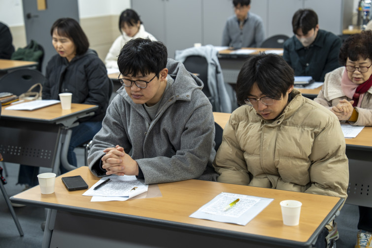 YTo1ODp7czo4OiJGaWxlTmFtZSI7czo0MDoiNGRkMzcwNGYtZDk3ZC00MzdkLTgyZjUtYjRkOWYyMTY3MGUyLmpwZyI7czoxMjoiRmlsZURhdGVUaW1lIjtpOjE3NzAxNjc4MDA7czo4OiJGaWxlU2l6ZSI7aToxMTg5OTE5O3M6ODoiRmlsZVR5cGUiO2k6MjtzOjg6Ik1pbWVUeXBlIjtzOjEwOiJpbWFnZS9qcGVnIjtzOjEzOiJTZWN0aW9uc0ZvdW5kIjtzOjMwOiJBTllfVEFHLCBJRkQwLCBUSFVNQk5BSUwsIEVYSUYiO3M6ODoiQ09NUFVURUQiO2E6OTp7czo0OiJodG1sIjtzOjI2OiJ3aWR0aD0iMTc1MiIgaGVpZ2h0PSIxMTY4IiI7czo2OiJIZWlnaHQiO2k6MTE2ODtzOjU6IldpZHRoIjtpOjE3NTI7czo3OiJJc0NvbG9yIjtpOjE7czoxNzoiQnl0ZU9yZGVyTW90b3JvbGEiO2k6MDtzOjE1OiJBcGVydHVyZUZOdW1iZXIiO3M6NToiZi8zLjIiO3M6OToiQ29weXJpZ2h0IjtzOjQ6IllBQkMiO3M6MTg6IlRodW1ibmFpbC5GaWxlVHlwZSI7aToyO3M6MTg6IlRodW1ibmFpbC5NaW1lVHlwZSI7czoxMDoiaW1hZ2UvanBlZyI7fXM6NDoiTWFrZSI7czo0OiJTT05ZIjtzOjU6Ik1vZGVsIjtzOjg6IklMQ0UtN000IjtzOjExOiJYUmVzb2x1dGlvbiI7czo1OiIyNDAvMSI7czoxMToiWVJlc29sdXRpb24iO3M6NToiMjQwLzEiO3M6MTQ6IlJlc29sdXRpb25Vbml0IjtpOjI7czo4OiJTb2Z0d2FyZSI7czo1MjoiQWRvYmUgUGhvdG9zaG9wIExpZ2h0cm9vbSBDbGFzc2ljIDE1LjEuMSAoTWFjaW50b3NoKSI7czo4OiJEYXRlVGltZSI7czoxOToiMjAyNjowMjowMyAxMDowMToyOCI7czo2OiJBcnRpc3QiO3M6NzoiWUFCQ19TRyI7czo5OiJDb3B5cmlnaHQiO3M6NDoiWUFCQyI7czoxNjoiRXhpZl9JRkRfUG9pbnRlciI7aToyNTQ7czo5OiJUSFVNQk5BSUwiO2E6Njp7czoxMToiQ29tcHJlc3Npb24iO2k6NjtzOjExOiJYUmVzb2x1dGlvbiI7czo0OiI3Mi8xIjtzOjExOiJZUmVzb2x1dGlvbiI7czo0OiI3Mi8xIjtzOjE0OiJSZXNvbHV0aW9uVW5pdCI7aToyO3M6MjE6IkpQRUdJbnRlcmNoYW5nZUZvcm1hdCI7aToxMDQwO3M6Mjc6IkpQRUdJbnRlcmNoYW5nZUZvcm1hdExlbmd0aCI7aToxNjcxNzt9czoxMjoiRXhwb3N1cmVUaW1lIjtzOjQ6IjEvNjAiO3M6NzoiRk51bWJlciI7czo1OiIzMi8xMCI7czoxNToiRXhwb3N1cmVQcm9ncmFtIjtpOjE7czoxNToiSVNPU3BlZWRSYXRpbmdzIjtpOjE2MDtzOjE5OiJVbmRlZmluZWRUYWc6MHg4ODMwIjtpOjI7czoxOToiVW5kZWZpbmVkVGFnOjB4ODgzMiI7aToxNjA7czoxMToiRXhpZlZlcnNpb24iO3M6NDoiMDIzMiI7czoxNjoiRGF0ZVRpbWVPcmlnaW5hbCI7czoxOToiMjAyNjowMToxNyAxMDowMzoxMyI7czoxNzoiRGF0ZVRpbWVEaWdpdGl6ZWQiO3M6MTk6IjIwMjY6MDE6MTcgMTA6MDM6MTMiO3M6MTk6IlVuZGVmaW5lZFRhZzoweDkwMTAiO3M6NjoiKzA5OjAwIjtzOjE5OiJVbmRlZmluZWRUYWc6MHg5MDExIjtzOjY6IiswOTowMCI7czoxOToiVW5kZWZpbmVkVGFnOjB4OTAxMiI7czo2OiIrMDk6MDAiO3M6MTc6IlNodXR0ZXJTcGVlZFZhbHVlIjtzOjE1OiI1OTA2ODkxLzEwMDAwMDAiO3M6MTM6IkFwZXJ0dXJlVmFsdWUiO3M6MTU6IjMzNTYxNDQvMTAwMDAwMCI7czoxNToiQnJpZ2h0bmVzc1ZhbHVlIjtzOjk6Ijc1OTQvMjU2MCI7czoxNzoiRXhwb3N1cmVCaWFzVmFsdWUiO3M6NDoiMC8xMCI7czoxNjoiTWF4QXBlcnR1cmVWYWx1ZSI7czo3OiI3NjAvMjU2IjtzOjEyOiJNZXRlcmluZ01vZGUiO2k6NTtzOjExOiJMaWdodFNvdXJjZSI7aToyNTU7czo1OiJGbGFzaCI7aToxNjtzOjExOiJGb2NhbExlbmd0aCI7czo2OiI2NTAvMTAiO3M6MTg6IlN1YlNlY1RpbWVPcmlnaW5hbCI7czozOiIxNjAiO3M6MTk6IlN1YlNlY1RpbWVEaWdpdGl6ZWQiO3M6MzoiMTYwIjtzOjEwOiJDb2xvclNwYWNlIjtpOjY1NTM1O3M6MjE6IkZvY2FsUGxhbmVYUmVzb2x1dGlvbiI7czoxNDoiNjQ0NDkzMzkvMzI3NjgiO3M6MjE6IkZvY2FsUGxhbmVZUmVzb2x1dGlvbiI7czoxNDoiNjQ0NDkzMzkvMzI3NjgiO3M6MjQ6IkZvY2FsUGxhbmVSZXNvbHV0aW9uVW5pdCI7aTozO3M6MTA6IkZpbGVTb3VyY2UiO3M6MToiAyI7czo5OiJTY2VuZVR5cGUiO3M6MToiASI7czoxNDoiQ3VzdG9tUmVuZGVyZWQiO2k6MDtzOjEyOiJFeHBvc3VyZU1vZGUiO2k6MTtzOjEyOiJXaGl0ZUJhbGFuY2UiO2k6MTtzOjE2OiJEaWdpdGFsWm9vbVJhdGlvIjtzOjU6IjE2LzE2IjtzOjIxOiJGb2NhbExlbmd0aEluMzVtbUZpbG0iO2k6NjU7czoxNjoiU2NlbmVDYXB0dXJlVHlwZSI7aTowO3M6ODoiQ29udHJhc3QiO2k6MTtzOjEwOiJTYXR1cmF0aW9uIjtpOjE7czo5OiJTaGFycG5lc3MiO2k6MDtzOjE5OiJVbmRlZmluZWRUYWc6MHhBNDMyIjthOjQ6e2k6MDtzOjY6IjI0MC8xMCI7aToxO3M6NjoiNzAwLzEwIjtpOjI7czo1OiIyOC8xMCI7aTozO3M6NToiMjgvMTAiO31zOjE5OiJVbmRlZmluZWRUYWc6MHhBNDM0IjtzOjIxOiJGRSAyNC03MG1tIEYyLjggR00gSUkiO30=