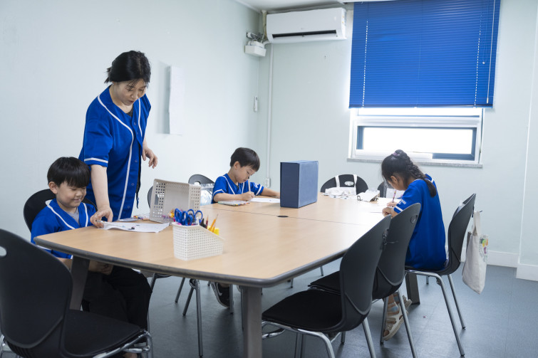 YTo1ODp7czo4OiJGaWxlTmFtZSI7czo0MDoiNjNhNGM2ODEtYjc5YS00YWNlLWIxYzMtYzI5N2NmMDhmOTU2LmpwZyI7czoxMjoiRmlsZURhdGVUaW1lIjtpOjE3NTc4MjkxMzA7czo4OiJGaWxlU2l6ZSI7aToxMDUyNTA5O3M6ODoiRmlsZVR5cGUiO2k6MjtzOjg6Ik1pbWVUeXBlIjtzOjEwOiJpbWFnZS9qcGVnIjtzOjEzOiJTZWN0aW9uc0ZvdW5kIjtzOjMwOiJBTllfVEFHLCBJRkQwLCBUSFVNQk5BSUwsIEVYSUYiO3M6ODoiQ09NUFVURUQiO2E6OTp7czo0OiJodG1sIjtzOjI2OiJ3aWR0aD0iMTcyMCIgaGVpZ2h0PSIxMTQ3IiI7czo2OiJIZWlnaHQiO2k6MTE0NztzOjU6IldpZHRoIjtpOjE3MjA7czo3OiJJc0NvbG9yIjtpOjE7czoxNzoiQnl0ZU9yZGVyTW90b3JvbGEiO2k6MDtzOjE1OiJBcGVydHVyZUZOdW1iZXIiO3M6NToiZi8yLjgiO3M6OToiQ29weXJpZ2h0IjtzOjQ6IllBQkMiO3M6MTg6IlRodW1ibmFpbC5GaWxlVHlwZSI7aToyO3M6MTg6IlRodW1ibmFpbC5NaW1lVHlwZSI7czoxMDoiaW1hZ2UvanBlZyI7fXM6NDoiTWFrZSI7czo0OiJTT05ZIjtzOjU6Ik1vZGVsIjtzOjg6IklMQ0UtN000IjtzOjExOiJYUmVzb2x1dGlvbiI7czo1OiIyNDAvMSI7czoxMToiWVJlc29sdXRpb24iO3M6NToiMjQwLzEiO3M6MTQ6IlJlc29sdXRpb25Vbml0IjtpOjI7czo4OiJTb2Z0d2FyZSI7czo1MjoiQWRvYmUgUGhvdG9zaG9wIExpZ2h0cm9vbSBDbGFzc2ljIDE0LjUuMSAoTWFjaW50b3NoKSI7czo4OiJEYXRlVGltZSI7czoxOToiMjAyNTowOToxNCAxNDo1MDo1MSI7czo2OiJBcnRpc3QiO3M6NzoiWUFCQ19TRyI7czo5OiJDb3B5cmlnaHQiO3M6NDoiWUFCQyI7czoxNjoiRXhpZl9JRkRfUG9pbnRlciI7aToyNTQ7czo5OiJUSFVNQk5BSUwiO2E6Njp7czoxMToiQ29tcHJlc3Npb24iO2k6NjtzOjExOiJYUmVzb2x1dGlvbiI7czo0OiI3Mi8xIjtzOjExOiJZUmVzb2x1dGlvbiI7czo0OiI3Mi8xIjtzOjE0OiJSZXNvbHV0aW9uVW5pdCI7aToyO3M6MjE6IkpQRUdJbnRlcmNoYW5nZUZvcm1hdCI7aToxMDQwO3M6Mjc6IkpQRUdJbnRlcmNoYW5nZUZvcm1hdExlbmd0aCI7aToxMzI0Mjt9czoxMjoiRXhwb3N1cmVUaW1lIjtzOjU6IjEvMTAwIjtzOjc6IkZOdW1iZXIiO3M6NToiMjgvMTAiO3M6MTU6IkV4cG9zdXJlUHJvZ3JhbSI7aToxO3M6MTU6IklTT1NwZWVkUmF0aW5ncyI7aTo0MDA7czoxOToiVW5kZWZpbmVkVGFnOjB4ODgzMCI7aToyO3M6MTk6IlVuZGVmaW5lZFRhZzoweDg4MzIiO2k6NDAwO3M6MTE6IkV4aWZWZXJzaW9uIjtzOjQ6IjAyMzIiO3M6MTY6IkRhdGVUaW1lT3JpZ2luYWwiO3M6MTk6IjIwMjU6MDk6MTQgMTQ6MjM6MjQiO3M6MTc6IkRhdGVUaW1lRGlnaXRpemVkIjtzOjE5OiIyMDI1OjA5OjE0IDE0OjIzOjI0IjtzOjE5OiJVbmRlZmluZWRUYWc6MHg5MDEwIjtzOjY6IiswOTowMCI7czoxOToiVW5kZWZpbmVkVGFnOjB4OTAxMSI7czo2OiIrMDk6MDAiO3M6MTk6IlVuZGVmaW5lZFRhZzoweDkwMTIiO3M6NjoiKzA5OjAwIjtzOjE3OiJTaHV0dGVyU3BlZWRWYWx1ZSI7czoxNToiNjY0Mzg1Ni8xMDAwMDAwIjtzOjEzOiJBcGVydHVyZVZhbHVlIjtzOjE1OiIyOTcwODU0LzEwMDAwMDAiO3M6MTU6IkJyaWdodG5lc3NWYWx1ZSI7czo5OiI3OTY0LzI1NjAiO3M6MTc6IkV4cG9zdXJlQmlhc1ZhbHVlIjtzOjQ6IjAvMTAiO3M6MTY6Ik1heEFwZXJ0dXJlVmFsdWUiO3M6NzoiNzYwLzI1NiI7czoxMjoiTWV0ZXJpbmdNb2RlIjtpOjU7czoxMToiTGlnaHRTb3VyY2UiO2k6MjU1O3M6NToiRmxhc2giO2k6MTY7czoxMToiRm9jYWxMZW5ndGgiO3M6NjoiMzMwLzEwIjtzOjE4OiJTdWJTZWNUaW1lT3JpZ2luYWwiO3M6MzoiMTk4IjtzOjE5OiJTdWJTZWNUaW1lRGlnaXRpemVkIjtzOjM6IjE5OCI7czoxMDoiQ29sb3JTcGFjZSI7aTo2NTUzNTtzOjIxOiJGb2NhbFBsYW5lWFJlc29sdXRpb24iO3M6MTQ6IjY0NDQ5MzM5LzMyNzY4IjtzOjIxOiJGb2NhbFBsYW5lWVJlc29sdXRpb24iO3M6MTQ6IjY0NDQ5MzM5LzMyNzY4IjtzOjI0OiJGb2NhbFBsYW5lUmVzb2x1dGlvblVuaXQiO2k6MztzOjEwOiJGaWxlU291cmNlIjtzOjE6IgMiO3M6OToiU2NlbmVUeXBlIjtzOjE6IgEiO3M6MTQ6IkN1c3RvbVJlbmRlcmVkIjtpOjA7czoxMjoiRXhwb3N1cmVNb2RlIjtpOjE7czoxMjoiV2hpdGVCYWxhbmNlIjtpOjE7czoxNjoiRGlnaXRhbFpvb21SYXRpbyI7czo1OiIxNi8xNiI7czoyMToiRm9jYWxMZW5ndGhJbjM1bW1GaWxtIjtpOjMzO3M6MTY6IlNjZW5lQ2FwdHVyZVR5cGUiO2k6MDtzOjg6IkNvbnRyYXN0IjtpOjA7czoxMDoiU2F0dXJhdGlvbiI7aTowO3M6OToiU2hhcnBuZXNzIjtpOjA7czoxOToiVW5kZWZpbmVkVGFnOjB4QTQzMiI7YTo0OntpOjA7czo2OiIyNDAvMTAiO2k6MTtzOjY6IjcwMC8xMCI7aToyO3M6NToiMjgvMTAiO2k6MztzOjU6IjI4LzEwIjt9czoxOToiVW5kZWZpbmVkVGFnOjB4QTQzNCI7czoyMToiRkUgMjQtNzBtbSBGMi44IEdNIElJIjt9