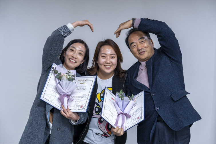 YTo1ODp7czo4OiJGaWxlTmFtZSI7czo0MDoiNjVjMTUyOTEtMzViNC00NTU1LWFlYzYtMzkxY2Q2ZmJlMmFhLmpwZyI7czoxMjoiRmlsZURhdGVUaW1lIjtpOjE3NjUxNjY5NzM7czo4OiJGaWxlU2l6ZSI7aToyNDc4MjI1O3M6ODoiRmlsZVR5cGUiO2k6MjtzOjg6Ik1pbWVUeXBlIjtzOjEwOiJpbWFnZS9qcGVnIjtzOjEzOiJTZWN0aW9uc0ZvdW5kIjtzOjMwOiJBTllfVEFHLCBJRkQwLCBUSFVNQk5BSUwsIEVYSUYiO3M6ODoiQ09NUFVURUQiO2E6OTp7czo0OiJodG1sIjtzOjI2OiJ3aWR0aD0iMjQwMCIgaGVpZ2h0PSIxNjAwIiI7czo2OiJIZWlnaHQiO2k6MTYwMDtzOjU6IldpZHRoIjtpOjI0MDA7czo3OiJJc0NvbG9yIjtpOjE7czoxNzoiQnl0ZU9yZGVyTW90b3JvbGEiO2k6MDtzOjE1OiJBcGVydHVyZUZOdW1iZXIiO3M6NToiZi8zLjIiO3M6OToiQ29weXJpZ2h0IjtzOjQ6IllBQkMiO3M6MTg6IlRodW1ibmFpbC5GaWxlVHlwZSI7aToyO3M6MTg6IlRodW1ibmFpbC5NaW1lVHlwZSI7czoxMDoiaW1hZ2UvanBlZyI7fXM6NDoiTWFrZSI7czo0OiJTT05ZIjtzOjU6Ik1vZGVsIjtzOjg6IklMQ0UtN000IjtzOjExOiJYUmVzb2x1dGlvbiI7czo1OiIyNDAvMSI7czoxMToiWVJlc29sdXRpb24iO3M6NToiMjQwLzEiO3M6MTQ6IlJlc29sdXRpb25Vbml0IjtpOjI7czo4OiJTb2Z0d2FyZSI7czo1MjoiQWRvYmUgUGhvdG9zaG9wIExpZ2h0cm9vbSBDbGFzc2ljIDE0LjEuMSAoTWFjaW50b3NoKSI7czo4OiJEYXRlVGltZSI7czoxOToiMjAyNToxMjowOCAxMzowOToyMCI7czo2OiJBcnRpc3QiO3M6NzoiWUFCQ19TRyI7czo5OiJDb3B5cmlnaHQiO3M6NDoiWUFCQyI7czoxNjoiRXhpZl9JRkRfUG9pbnRlciI7aToyNTQ7czo5OiJUSFVNQk5BSUwiO2E6Njp7czoxMToiQ29tcHJlc3Npb24iO2k6NjtzOjExOiJYUmVzb2x1dGlvbiI7czo0OiI3Mi8xIjtzOjExOiJZUmVzb2x1dGlvbiI7czo0OiI3Mi8xIjtzOjE0OiJSZXNvbHV0aW9uVW5pdCI7aToyO3M6MjE6IkpQRUdJbnRlcmNoYW5nZUZvcm1hdCI7aToxMDQwO3M6Mjc6IkpQRUdJbnRlcmNoYW5nZUZvcm1hdExlbmd0aCI7aToxMjU0NTt9czoxMjoiRXhwb3N1cmVUaW1lIjtzOjQ6IjEvNjAiO3M6NzoiRk51bWJlciI7czo1OiIzMi8xMCI7czoxNToiRXhwb3N1cmVQcm9ncmFtIjtpOjE7czoxNToiSVNPU3BlZWRSYXRpbmdzIjtpOjEwMDtzOjE5OiJVbmRlZmluZWRUYWc6MHg4ODMwIjtpOjI7czoxOToiVW5kZWZpbmVkVGFnOjB4ODgzMiI7aToxMDA7czoxMToiRXhpZlZlcnNpb24iO3M6NDoiMDIzMiI7czoxNjoiRGF0ZVRpbWVPcmlnaW5hbCI7czoxOToiMjAyNToxMjowNyAxNTo1MjozOSI7czoxNzoiRGF0ZVRpbWVEaWdpdGl6ZWQiO3M6MTk6IjIwMjU6MTI6MDcgMTU6NTI6MzkiO3M6MTk6IlVuZGVmaW5lZFRhZzoweDkwMTAiO3M6NjoiKzA5OjAwIjtzOjE5OiJVbmRlZmluZWRUYWc6MHg5MDExIjtzOjY6IiswOTowMCI7czoxOToiVW5kZWZpbmVkVGFnOjB4OTAxMiI7czo2OiIrMDk6MDAiO3M6MTc6IlNodXR0ZXJTcGVlZFZhbHVlIjtzOjE1OiI1OTA2ODkxLzEwMDAwMDAiO3M6MTM6IkFwZXJ0dXJlVmFsdWUiO3M6MTU6IjMzNTYxNDQvMTAwMDAwMCI7czoxNToiQnJpZ2h0bmVzc1ZhbHVlIjtzOjk6Ijc1NTQvMjU2MCI7czoxNzoiRXhwb3N1cmVCaWFzVmFsdWUiO3M6NDoiMC8xMCI7czoxNjoiTWF4QXBlcnR1cmVWYWx1ZSI7czo3OiI3NjAvMjU2IjtzOjEyOiJNZXRlcmluZ01vZGUiO2k6NTtzOjExOiJMaWdodFNvdXJjZSI7aTowO3M6NToiRmxhc2giO2k6MTM7czoxMToiRm9jYWxMZW5ndGgiO3M6NjoiNDgwLzEwIjtzOjE4OiJTdWJTZWNUaW1lT3JpZ2luYWwiO3M6MzoiNzUyIjtzOjE5OiJTdWJTZWNUaW1lRGlnaXRpemVkIjtzOjM6Ijc1MiI7czoxMDoiQ29sb3JTcGFjZSI7aTo2NTUzNTtzOjIxOiJGb2NhbFBsYW5lWFJlc29sdXRpb24iO3M6MTQ6IjY0NDQ5MzM5LzMyNzY4IjtzOjIxOiJGb2NhbFBsYW5lWVJlc29sdXRpb24iO3M6MTQ6IjY0NDQ5MzM5LzMyNzY4IjtzOjI0OiJGb2NhbFBsYW5lUmVzb2x1dGlvblVuaXQiO2k6MztzOjEwOiJGaWxlU291cmNlIjtzOjE6IgMiO3M6OToiU2NlbmVUeXBlIjtzOjE6IgEiO3M6MTQ6IkN1c3RvbVJlbmRlcmVkIjtpOjA7czoxMjoiRXhwb3N1cmVNb2RlIjtpOjE7czoxMjoiV2hpdGVCYWxhbmNlIjtpOjE7czoxNjoiRGlnaXRhbFpvb21SYXRpbyI7czo1OiIxNi8xNiI7czoyMToiRm9jYWxMZW5ndGhJbjM1bW1GaWxtIjtpOjQ4O3M6MTY6IlNjZW5lQ2FwdHVyZVR5cGUiO2k6MDtzOjg6IkNvbnRyYXN0IjtpOjA7czoxMDoiU2F0dXJhdGlvbiI7aTowO3M6OToiU2hhcnBuZXNzIjtpOjA7czoxOToiVW5kZWZpbmVkVGFnOjB4QTQzMiI7YTo0OntpOjA7czo2OiIyNDAvMTAiO2k6MTtzOjY6IjcwMC8xMCI7aToyO3M6NToiMjgvMTAiO2k6MztzOjU6IjI4LzEwIjt9czoxOToiVW5kZWZpbmVkVGFnOjB4QTQzNCI7czoyMToiRkUgMjQtNzBtbSBGMi44IEdNIElJIjt9