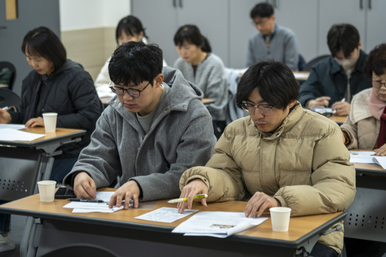 YTo1ODp7czo4OiJGaWxlTmFtZSI7czo0MDoiNzJlNTRlOTEtMmVjYy00OWI1LWFlNWEtZmM4NmQ2YjA4Y2Y2LmpwZyI7czoxMjoiRmlsZURhdGVUaW1lIjtpOjE3NzAxNjc4MDM7czo4OiJGaWxlU2l6ZSI7aToxMTE5NjA5O3M6ODoiRmlsZVR5cGUiO2k6MjtzOjg6Ik1pbWVUeXBlIjtzOjEwOiJpbWFnZS9qcGVnIjtzOjEzOiJTZWN0aW9uc0ZvdW5kIjtzOjMwOiJBTllfVEFHLCBJRkQwLCBUSFVNQk5BSUwsIEVYSUYiO3M6ODoiQ09NUFVURUQiO2E6OTp7czo0OiJodG1sIjtzOjI2OiJ3aWR0aD0iMTc1MiIgaGVpZ2h0PSIxMTY4IiI7czo2OiJIZWlnaHQiO2k6MTE2ODtzOjU6IldpZHRoIjtpOjE3NTI7czo3OiJJc0NvbG9yIjtpOjE7czoxNzoiQnl0ZU9yZGVyTW90b3JvbGEiO2k6MDtzOjE1OiJBcGVydHVyZUZOdW1iZXIiO3M6NToiZi80LjAiO3M6OToiQ29weXJpZ2h0IjtzOjQ6IllBQkMiO3M6MTg6IlRodW1ibmFpbC5GaWxlVHlwZSI7aToyO3M6MTg6IlRodW1ibmFpbC5NaW1lVHlwZSI7czoxMDoiaW1hZ2UvanBlZyI7fXM6NDoiTWFrZSI7czo0OiJTT05ZIjtzOjU6Ik1vZGVsIjtzOjg6IklMQ0UtN000IjtzOjExOiJYUmVzb2x1dGlvbiI7czo1OiIyNDAvMSI7czoxMToiWVJlc29sdXRpb24iO3M6NToiMjQwLzEiO3M6MTQ6IlJlc29sdXRpb25Vbml0IjtpOjI7czo4OiJTb2Z0d2FyZSI7czo1MjoiQWRvYmUgUGhvdG9zaG9wIExpZ2h0cm9vbSBDbGFzc2ljIDE1LjEuMSAoTWFjaW50b3NoKSI7czo4OiJEYXRlVGltZSI7czoxOToiMjAyNjowMjowMyAxMDowMTozNCI7czo2OiJBcnRpc3QiO3M6NzoiWUFCQ19TRyI7czo5OiJDb3B5cmlnaHQiO3M6NDoiWUFCQyI7czoxNjoiRXhpZl9JRkRfUG9pbnRlciI7aToyNTQ7czo5OiJUSFVNQk5BSUwiO2E6Njp7czoxMToiQ29tcHJlc3Npb24iO2k6NjtzOjExOiJYUmVzb2x1dGlvbiI7czo0OiI3Mi8xIjtzOjExOiJZUmVzb2x1dGlvbiI7czo0OiI3Mi8xIjtzOjE0OiJSZXNvbHV0aW9uVW5pdCI7aToyO3M6MjE6IkpQRUdJbnRlcmNoYW5nZUZvcm1hdCI7aToxMDQwO3M6Mjc6IkpQRUdJbnRlcmNoYW5nZUZvcm1hdExlbmd0aCI7aToxNjE1NDt9czoxMjoiRXhwb3N1cmVUaW1lIjtzOjQ6IjEvNjAiO3M6NzoiRk51bWJlciI7czozOiI0LzEiO3M6MTU6IkV4cG9zdXJlUHJvZ3JhbSI7aToxO3M6MTU6IklTT1NwZWVkUmF0aW5ncyI7aToxNjA7czoxOToiVW5kZWZpbmVkVGFnOjB4ODgzMCI7aToyO3M6MTk6IlVuZGVmaW5lZFRhZzoweDg4MzIiO2k6MTYwO3M6MTE6IkV4aWZWZXJzaW9uIjtzOjQ6IjAyMzIiO3M6MTY6IkRhdGVUaW1lT3JpZ2luYWwiO3M6MTk6IjIwMjY6MDE6MTcgMTA6MDk6MjAiO3M6MTc6IkRhdGVUaW1lRGlnaXRpemVkIjtzOjE5OiIyMDI2OjAxOjE3IDEwOjA5OjIwIjtzOjE5OiJVbmRlZmluZWRUYWc6MHg5MDEwIjtzOjY6IiswOTowMCI7czoxOToiVW5kZWZpbmVkVGFnOjB4OTAxMSI7czo2OiIrMDk6MDAiO3M6MTk6IlVuZGVmaW5lZFRhZzoweDkwMTIiO3M6NjoiKzA5OjAwIjtzOjE3OiJTaHV0dGVyU3BlZWRWYWx1ZSI7czoxNToiNTkwNjg5MS8xMDAwMDAwIjtzOjEzOiJBcGVydHVyZVZhbHVlIjtzOjM6IjQvMSI7czoxNToiQnJpZ2h0bmVzc1ZhbHVlIjtzOjk6IjY3NDQvMjU2MCI7czoxNzoiRXhwb3N1cmVCaWFzVmFsdWUiO3M6NDoiMC8xMCI7czoxNjoiTWF4QXBlcnR1cmVWYWx1ZSI7czo4OiIxMDI0LzI1NiI7czoxMjoiTWV0ZXJpbmdNb2RlIjtpOjU7czoxMToiTGlnaHRTb3VyY2UiO2k6MjU1O3M6NToiRmxhc2giO2k6MTY7czoxMToiRm9jYWxMZW5ndGgiO3M6NjoiOTQwLzEwIjtzOjE4OiJTdWJTZWNUaW1lT3JpZ2luYWwiO3M6MzoiNjY0IjtzOjE5OiJTdWJTZWNUaW1lRGlnaXRpemVkIjtzOjM6IjY2NCI7czoxMDoiQ29sb3JTcGFjZSI7aTo2NTUzNTtzOjIxOiJGb2NhbFBsYW5lWFJlc29sdXRpb24iO3M6MTQ6IjY0NDQ5MzM5LzMyNzY4IjtzOjIxOiJGb2NhbFBsYW5lWVJlc29sdXRpb24iO3M6MTQ6IjY0NDQ5MzM5LzMyNzY4IjtzOjI0OiJGb2NhbFBsYW5lUmVzb2x1dGlvblVuaXQiO2k6MztzOjEwOiJGaWxlU291cmNlIjtzOjE6IgMiO3M6OToiU2NlbmVUeXBlIjtzOjE6IgEiO3M6MTQ6IkN1c3RvbVJlbmRlcmVkIjtpOjA7czoxMjoiRXhwb3N1cmVNb2RlIjtpOjE7czoxMjoiV2hpdGVCYWxhbmNlIjtpOjE7czoxNjoiRGlnaXRhbFpvb21SYXRpbyI7czo1OiIxNi8xNiI7czoyMToiRm9jYWxMZW5ndGhJbjM1bW1GaWxtIjtpOjk0O3M6MTY6IlNjZW5lQ2FwdHVyZVR5cGUiO2k6MDtzOjg6IkNvbnRyYXN0IjtpOjE7czoxMDoiU2F0dXJhdGlvbiI7aToxO3M6OToiU2hhcnBuZXNzIjtpOjA7czoxOToiVW5kZWZpbmVkVGFnOjB4QTQzMiI7YTo0OntpOjA7czo2OiI3MDAvMTAiO2k6MTtzOjc6IjIwMDAvMTAiO2k6MjtzOjU6IjQwLzEwIjtpOjM7czo1OiI0MC8xMCI7fXM6MTk6IlVuZGVmaW5lZFRhZzoweEE0MzQiO3M6MjA6IkZFIDcwLTIwMG1tIEY0IEcgT1NTIjt9