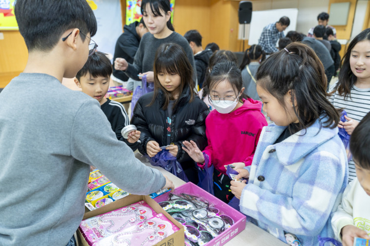 YTo1ODp7czo4OiJGaWxlTmFtZSI7czo0MDoiNzU4ZWE2Y2MtNTE1YS00M2FjLTk5NGItYjhmOTEzZWNiOGQwLmpwZyI7czoxMjoiRmlsZURhdGVUaW1lIjtpOjE3NjQzMTgxMDQ7czo4OiJGaWxlU2l6ZSI7aToxNTI1MDA2O3M6ODoiRmlsZVR5cGUiO2k6MjtzOjg6Ik1pbWVUeXBlIjtzOjEwOiJpbWFnZS9qcGVnIjtzOjEzOiJTZWN0aW9uc0ZvdW5kIjtzOjMwOiJBTllfVEFHLCBJRkQwLCBUSFVNQk5BSUwsIEVYSUYiO3M6ODoiQ09NUFVURUQiO2E6OTp7czo0OiJodG1sIjtzOjI2OiJ3aWR0aD0iMTc1MiIgaGVpZ2h0PSIxMTY4IiI7czo2OiJIZWlnaHQiO2k6MTE2ODtzOjU6IldpZHRoIjtpOjE3NTI7czo3OiJJc0NvbG9yIjtpOjE7czoxNzoiQnl0ZU9yZGVyTW90b3JvbGEiO2k6MDtzOjE1OiJBcGVydHVyZUZOdW1iZXIiO3M6NToiZi8zLjIiO3M6OToiQ29weXJpZ2h0IjtzOjQ6IllBQkMiO3M6MTg6IlRodW1ibmFpbC5GaWxlVHlwZSI7aToyO3M6MTg6IlRodW1ibmFpbC5NaW1lVHlwZSI7czoxMDoiaW1hZ2UvanBlZyI7fXM6NDoiTWFrZSI7czo0OiJTT05ZIjtzOjU6Ik1vZGVsIjtzOjg6IklMQ0UtN000IjtzOjExOiJYUmVzb2x1dGlvbiI7czo1OiIyNDAvMSI7czoxMToiWVJlc29sdXRpb24iO3M6NToiMjQwLzEiO3M6MTQ6IlJlc29sdXRpb25Vbml0IjtpOjI7czo4OiJTb2Z0d2FyZSI7czo1MjoiQWRvYmUgUGhvdG9zaG9wIExpZ2h0cm9vbSBDbGFzc2ljIDE1LjAuMSAoTWFjaW50b3NoKSI7czo4OiJEYXRlVGltZSI7czoxOToiMjAyNToxMToyOCAxNzoxNTo0OSI7czo2OiJBcnRpc3QiO3M6NzoiWUFCQ19TRyI7czo5OiJDb3B5cmlnaHQiO3M6NDoiWUFCQyI7czoxNjoiRXhpZl9JRkRfUG9pbnRlciI7aToyNTQ7czo5OiJUSFVNQk5BSUwiO2E6Njp7czoxMToiQ29tcHJlc3Npb24iO2k6NjtzOjExOiJYUmVzb2x1dGlvbiI7czo0OiI3Mi8xIjtzOjExOiJZUmVzb2x1dGlvbiI7czo0OiI3Mi8xIjtzOjE0OiJSZXNvbHV0aW9uVW5pdCI7aToyO3M6MjE6IkpQRUdJbnRlcmNoYW5nZUZvcm1hdCI7aToxMDQwO3M6Mjc6IkpQRUdJbnRlcmNoYW5nZUZvcm1hdExlbmd0aCI7aToyMDYzNDt9czoxMjoiRXhwb3N1cmVUaW1lIjtzOjU6IjEvMTI1IjtzOjc6IkZOdW1iZXIiO3M6NToiMzIvMTAiO3M6MTU6IkV4cG9zdXJlUHJvZ3JhbSI7aToxO3M6MTU6IklTT1NwZWVkUmF0aW5ncyI7aTo2NDA7czoxOToiVW5kZWZpbmVkVGFnOjB4ODgzMCI7aToyO3M6MTk6IlVuZGVmaW5lZFRhZzoweDg4MzIiO2k6NjQwO3M6MTE6IkV4aWZWZXJzaW9uIjtzOjQ6IjAyMzIiO3M6MTY6IkRhdGVUaW1lT3JpZ2luYWwiO3M6MTk6IjIwMjU6MTE6MjMgMTI6Mjg6MzMiO3M6MTc6IkRhdGVUaW1lRGlnaXRpemVkIjtzOjE5OiIyMDI1OjExOjIzIDEyOjI4OjMzIjtzOjE5OiJVbmRlZmluZWRUYWc6MHg5MDEwIjtzOjY6IiswOTowMCI7czoxOToiVW5kZWZpbmVkVGFnOjB4OTAxMSI7czo2OiIrMDk6MDAiO3M6MTk6IlVuZGVmaW5lZFRhZzoweDkwMTIiO3M6NjoiKzA5OjAwIjtzOjE3OiJTaHV0dGVyU3BlZWRWYWx1ZSI7czoxNToiNjk2NTc4NC8xMDAwMDAwIjtzOjEzOiJBcGVydHVyZVZhbHVlIjtzOjE1OiIzMzU2MTQ0LzEwMDAwMDAiO3M6MTU6IkJyaWdodG5lc3NWYWx1ZSI7czo5OiI2OTg0LzI1NjAiO3M6MTc6IkV4cG9zdXJlQmlhc1ZhbHVlIjtzOjQ6IjAvMTAiO3M6MTY6Ik1heEFwZXJ0dXJlVmFsdWUiO3M6NzoiNzYwLzI1NiI7czoxMjoiTWV0ZXJpbmdNb2RlIjtpOjU7czoxMToiTGlnaHRTb3VyY2UiO2k6MDtzOjU6IkZsYXNoIjtpOjE2O3M6MTE6IkZvY2FsTGVuZ3RoIjtzOjY6IjI2MC8xMCI7czoxODoiU3ViU2VjVGltZU9yaWdpbmFsIjtzOjM6Ijg2NiI7czoxOToiU3ViU2VjVGltZURpZ2l0aXplZCI7czozOiI4NjYiO3M6MTA6IkNvbG9yU3BhY2UiO2k6NjU1MzU7czoyMToiRm9jYWxQbGFuZVhSZXNvbHV0aW9uIjtzOjE0OiI2NDQ0OTMzOS8zMjc2OCI7czoyMToiRm9jYWxQbGFuZVlSZXNvbHV0aW9uIjtzOjE0OiI2NDQ0OTMzOS8zMjc2OCI7czoyNDoiRm9jYWxQbGFuZVJlc29sdXRpb25Vbml0IjtpOjM7czoxMDoiRmlsZVNvdXJjZSI7czoxOiIDIjtzOjk6IlNjZW5lVHlwZSI7czoxOiIBIjtzOjE0OiJDdXN0b21SZW5kZXJlZCI7aTowO3M6MTI6IkV4cG9zdXJlTW9kZSI7aToxO3M6MTI6IldoaXRlQmFsYW5jZSI7aToxO3M6MTY6IkRpZ2l0YWxab29tUmF0aW8iO3M6NToiMTYvMTYiO3M6MjE6IkZvY2FsTGVuZ3RoSW4zNW1tRmlsbSI7aToyNjtzOjE2OiJTY2VuZUNhcHR1cmVUeXBlIjtpOjA7czo4OiJDb250cmFzdCI7aTowO3M6MTA6IlNhdHVyYXRpb24iO2k6MDtzOjk6IlNoYXJwbmVzcyI7aTowO3M6MTk6IlVuZGVmaW5lZFRhZzoweEE0MzIiO2E6NDp7aTowO3M6NjoiMjQwLzEwIjtpOjE7czo2OiI3MDAvMTAiO2k6MjtzOjU6IjI4LzEwIjtpOjM7czo1OiIyOC8xMCI7fXM6MTk6IlVuZGVmaW5lZFRhZzoweEE0MzQiO3M6MjE6IkZFIDI0LTcwbW0gRjIuOCBHTSBJSSI7fQ==