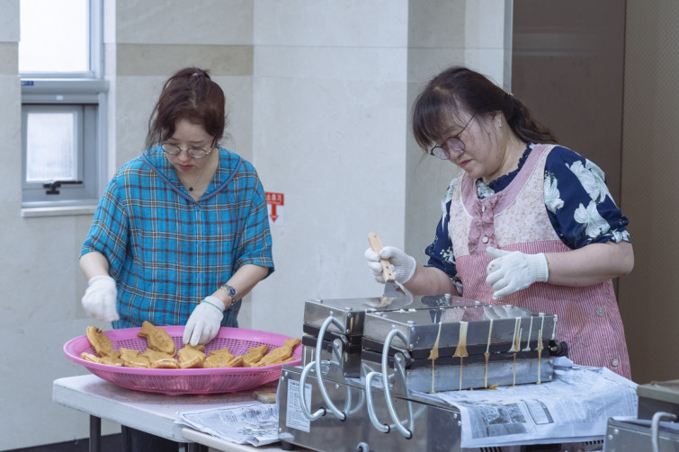 YTo1ODp7czo4OiJGaWxlTmFtZSI7czo0MDoiODFjZjEyMTAtMmE1OS00ZjI2LWIyY2QtZjZhZjU1MWNhMmNiLmpwZyI7czoxMjoiRmlsZURhdGVUaW1lIjtpOjE3NTI3Mzg5OTQ7czo4OiJGaWxlU2l6ZSI7aTo2NjQzNzI7czo4OiJGaWxlVHlwZSI7aToyO3M6ODoiTWltZVR5cGUiO3M6MTA6ImltYWdlL2pwZWciO3M6MTM6IlNlY3Rpb25zRm91bmQiO3M6MzA6IkFOWV9UQUcsIElGRDAsIFRIVU1CTkFJTCwgRVhJRiI7czo4OiJDT01QVVRFRCI7YTo5OntzOjQ6Imh0bWwiO3M6MjU6IndpZHRoPSIxMTUyIiBoZWlnaHQ9Ijc2OCIiO3M6NjoiSGVpZ2h0IjtpOjc2ODtzOjU6IldpZHRoIjtpOjExNTI7czo3OiJJc0NvbG9yIjtpOjE7czoxNzoiQnl0ZU9yZGVyTW90b3JvbGEiO2k6MDtzOjE1OiJBcGVydHVyZUZOdW1iZXIiO3M6NToiZi80LjUiO3M6OToiQ29weXJpZ2h0IjtzOjQ6IllBQkMiO3M6MTg6IlRodW1ibmFpbC5GaWxlVHlwZSI7aToyO3M6MTg6IlRodW1ibmFpbC5NaW1lVHlwZSI7czoxMDoiaW1hZ2UvanBlZyI7fXM6NDoiTWFrZSI7czo0OiJTT05ZIjtzOjU6Ik1vZGVsIjtzOjg6IklMQ0UtN000IjtzOjExOiJYUmVzb2x1dGlvbiI7czo1OiIyNDAvMSI7czoxMToiWVJlc29sdXRpb24iO3M6NToiMjQwLzEiO3M6MTQ6IlJlc29sdXRpb25Vbml0IjtpOjI7czo4OiJTb2Z0d2FyZSI7czo1MDoiQWRvYmUgUGhvdG9zaG9wIExpZ2h0cm9vbSBDbGFzc2ljIDE0LjQgKE1hY2ludG9zaCkiO3M6ODoiRGF0ZVRpbWUiO3M6MTk6IjIwMjU6MDc6MTcgMTY6NTE6MjUiO3M6NjoiQXJ0aXN0IjtzOjc6IllBQkNfU0ciO3M6OToiQ29weXJpZ2h0IjtzOjQ6IllBQkMiO3M6MTY6IkV4aWZfSUZEX1BvaW50ZXIiO2k6MjUyO3M6OToiVEhVTUJOQUlMIjthOjY6e3M6MTE6IkNvbXByZXNzaW9uIjtpOjY7czoxMToiWFJlc29sdXRpb24iO3M6NDoiNzIvMSI7czoxMToiWVJlc29sdXRpb24iO3M6NDoiNzIvMSI7czoxNDoiUmVzb2x1dGlvblVuaXQiO2k6MjtzOjIxOiJKUEVHSW50ZXJjaGFuZ2VGb3JtYXQiO2k6MTAzODtzOjI3OiJKUEVHSW50ZXJjaGFuZ2VGb3JtYXRMZW5ndGgiO2k6MTQ4OTc7fXM6MTI6IkV4cG9zdXJlVGltZSI7czo0OiIxLzYwIjtzOjc6IkZOdW1iZXIiO3M6NToiNDUvMTAiO3M6MTU6IkV4cG9zdXJlUHJvZ3JhbSI7aToxO3M6MTU6IklTT1NwZWVkUmF0aW5ncyI7aToxMDAwO3M6MTk6IlVuZGVmaW5lZFRhZzoweDg4MzAiO2k6MjtzOjE5OiJVbmRlZmluZWRUYWc6MHg4ODMyIjtpOjEwMDA7czoxMToiRXhpZlZlcnNpb24iO3M6NDoiMDIzMiI7czoxNjoiRGF0ZVRpbWVPcmlnaW5hbCI7czoxOToiMjAyNTowNzoxNyAxMDoyNjoyMCI7czoxNzoiRGF0ZVRpbWVEaWdpdGl6ZWQiO3M6MTk6IjIwMjU6MDc6MTcgMTA6MjY6MjAiO3M6MTk6IlVuZGVmaW5lZFRhZzoweDkwMTAiO3M6NjoiKzA5OjAwIjtzOjE5OiJVbmRlZmluZWRUYWc6MHg5MDExIjtzOjY6IiswOTowMCI7czoxOToiVW5kZWZpbmVkVGFnOjB4OTAxMiI7czo2OiIrMDk6MDAiO3M6MTc6IlNodXR0ZXJTcGVlZFZhbHVlIjtzOjE1OiI1OTA2ODkxLzEwMDAwMDAiO3M6MTM6IkFwZXJ0dXJlVmFsdWUiO3M6MTM6IjQzMzk4NS8xMDAwMDAiO3M6MTU6IkJyaWdodG5lc3NWYWx1ZSI7czo5OiI1OTA0LzI1NjAiO3M6MTc6IkV4cG9zdXJlQmlhc1ZhbHVlIjtzOjQ6IjAvMTAiO3M6MTY6Ik1heEFwZXJ0dXJlVmFsdWUiO3M6NzoiNzYwLzI1NiI7czoxMjoiTWV0ZXJpbmdNb2RlIjtpOjU7czoxMToiTGlnaHRTb3VyY2UiO2k6MDtzOjU6IkZsYXNoIjtpOjE2O3M6MTE6IkZvY2FsTGVuZ3RoIjtzOjY6IjYxMC8xMCI7czoxODoiU3ViU2VjVGltZU9yaWdpbmFsIjtzOjM6IjgxOSI7czoxOToiU3ViU2VjVGltZURpZ2l0aXplZCI7czozOiI4MTkiO3M6MTA6IkNvbG9yU3BhY2UiO2k6NjU1MzU7czoyMToiRm9jYWxQbGFuZVhSZXNvbHV0aW9uIjtzOjE0OiI2NDQ0OTMzOS8zMjc2OCI7czoyMToiRm9jYWxQbGFuZVlSZXNvbHV0aW9uIjtzOjE0OiI2NDQ0OTMzOS8zMjc2OCI7czoyNDoiRm9jYWxQbGFuZVJlc29sdXRpb25Vbml0IjtpOjM7czoxMDoiRmlsZVNvdXJjZSI7czoxOiIDIjtzOjk6IlNjZW5lVHlwZSI7czoxOiIBIjtzOjE0OiJDdXN0b21SZW5kZXJlZCI7aTowO3M6MTI6IkV4cG9zdXJlTW9kZSI7aToxO3M6MTI6IldoaXRlQmFsYW5jZSI7aToxO3M6MTY6IkRpZ2l0YWxab29tUmF0aW8iO3M6NToiMTYvMTYiO3M6MjE6IkZvY2FsTGVuZ3RoSW4zNW1tRmlsbSI7aTo5MTtzOjE2OiJTY2VuZUNhcHR1cmVUeXBlIjtpOjA7czo4OiJDb250cmFzdCI7aTowO3M6MTA6IlNhdHVyYXRpb24iO2k6MDtzOjk6IlNoYXJwbmVzcyI7aTowO3M6MTk6IlVuZGVmaW5lZFRhZzoweEE0MzIiO2E6NDp7aTowO3M6NjoiMjQwLzEwIjtpOjE7czo2OiI3MDAvMTAiO2k6MjtzOjU6IjI4LzEwIjtpOjM7czo1OiIyOC8xMCI7fXM6MTk6IlVuZGVmaW5lZFRhZzoweEE0MzQiO3M6MjE6IkZFIDI0LTcwbW0gRjIuOCBHTSBJSSI7fQ==