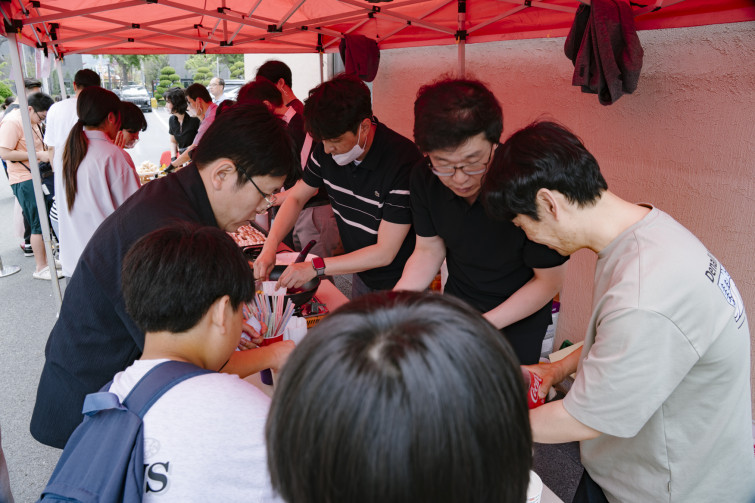 YTo1ODp7czo4OiJGaWxlTmFtZSI7czo0MDoiOWMzMmNkNWYtYmIxOC00MmFkLWFjMDgtYjU2ZmE0NDdkNGJlLmpwZyI7czoxMjoiRmlsZURhdGVUaW1lIjtpOjE3NDkzNjkxNDU7czo4OiJGaWxlU2l6ZSI7aToxNDk1MDEzO3M6ODoiRmlsZVR5cGUiO2k6MjtzOjg6Ik1pbWVUeXBlIjtzOjEwOiJpbWFnZS9qcGVnIjtzOjEzOiJTZWN0aW9uc0ZvdW5kIjtzOjMwOiJBTllfVEFHLCBJRkQwLCBUSFVNQk5BSUwsIEVYSUYiO3M6ODoiQ09NUFVURUQiO2E6OTp7czo0OiJodG1sIjtzOjI2OiJ3aWR0aD0iMTc1MiIgaGVpZ2h0PSIxMTY4IiI7czo2OiJIZWlnaHQiO2k6MTE2ODtzOjU6IldpZHRoIjtpOjE3NTI7czo3OiJJc0NvbG9yIjtpOjE7czoxNzoiQnl0ZU9yZGVyTW90b3JvbGEiO2k6MDtzOjE1OiJBcGVydHVyZUZOdW1iZXIiO3M6NToiZi83LjEiO3M6OToiQ29weXJpZ2h0IjtzOjQ6IllBQkMiO3M6MTg6IlRodW1ibmFpbC5GaWxlVHlwZSI7aToyO3M6MTg6IlRodW1ibmFpbC5NaW1lVHlwZSI7czoxMDoiaW1hZ2UvanBlZyI7fXM6NDoiTWFrZSI7czo0OiJTT05ZIjtzOjU6Ik1vZGVsIjtzOjg6IklMQ0UtN000IjtzOjExOiJYUmVzb2x1dGlvbiI7czo1OiIyNDAvMSI7czoxMToiWVJlc29sdXRpb24iO3M6NToiMjQwLzEiO3M6MTQ6IlJlc29sdXRpb25Vbml0IjtpOjI7czo4OiJTb2Z0d2FyZSI7czo1MjoiQWRvYmUgUGhvdG9zaG9wIExpZ2h0cm9vbSBDbGFzc2ljIDE0LjMuMSAoTWFjaW50b3NoKSI7czo4OiJEYXRlVGltZSI7czoxOToiMjAyNTowNjowOCAxMzo1OTo0NyI7czo2OiJBcnRpc3QiO3M6NzoiWUFCQ19TRyI7czo5OiJDb3B5cmlnaHQiO3M6NDoiWUFCQyI7czoxNjoiRXhpZl9JRkRfUG9pbnRlciI7aToyNTQ7czo5OiJUSFVNQk5BSUwiO2E6Njp7czoxMToiQ29tcHJlc3Npb24iO2k6NjtzOjExOiJYUmVzb2x1dGlvbiI7czo0OiI3Mi8xIjtzOjExOiJZUmVzb2x1dGlvbiI7czo0OiI3Mi8xIjtzOjE0OiJSZXNvbHV0aW9uVW5pdCI7aToyO3M6MjE6IkpQRUdJbnRlcmNoYW5nZUZvcm1hdCI7aToxMDQwO3M6Mjc6IkpQRUdJbnRlcmNoYW5nZUZvcm1hdExlbmd0aCI7aToxNzQwMTt9czoxMjoiRXhwb3N1cmVUaW1lIjtzOjQ6IjEvNjAiO3M6NzoiRk51bWJlciI7czo1OiI3MS8xMCI7czoxNToiRXhwb3N1cmVQcm9ncmFtIjtpOjE7czoxNToiSVNPU3BlZWRSYXRpbmdzIjtpOjUwO3M6MTk6IlVuZGVmaW5lZFRhZzoweDg4MzAiO2k6MjtzOjE5OiJVbmRlZmluZWRUYWc6MHg4ODMyIjtpOjUwO3M6MTE6IkV4aWZWZXJzaW9uIjtzOjQ6IjAyMzIiO3M6MTY6IkRhdGVUaW1lT3JpZ2luYWwiO3M6MTk6IjIwMjU6MDY6MDggMTA6NDI6NTkiO3M6MTc6IkRhdGVUaW1lRGlnaXRpemVkIjtzOjE5OiIyMDI1OjA2OjA4IDEwOjQyOjU5IjtzOjE5OiJVbmRlZmluZWRUYWc6MHg5MDEwIjtzOjY6IiswOTowMCI7czoxOToiVW5kZWZpbmVkVGFnOjB4OTAxMSI7czo2OiIrMDk6MDAiO3M6MTk6IlVuZGVmaW5lZFRhZzoweDkwMTIiO3M6NjoiKzA5OjAwIjtzOjE3OiJTaHV0dGVyU3BlZWRWYWx1ZSI7czoxNToiNTkwNjg5MS8xMDAwMDAwIjtzOjEzOiJBcGVydHVyZVZhbHVlIjtzOjE1OiI1NjU1NjM4LzEwMDAwMDAiO3M6MTU6IkJyaWdodG5lc3NWYWx1ZSI7czoxMDoiMTYyMTQvMjU2MCI7czoxNzoiRXhwb3N1cmVCaWFzVmFsdWUiO3M6NDoiMC8xMCI7czoxNjoiTWF4QXBlcnR1cmVWYWx1ZSI7czo4OiIxMDI0LzI1NiI7czoxMjoiTWV0ZXJpbmdNb2RlIjtpOjU7czoxMToiTGlnaHRTb3VyY2UiO2k6MDtzOjU6IkZsYXNoIjtpOjEzO3M6MTE6IkZvY2FsTGVuZ3RoIjtzOjY6IjI0MC8xMCI7czoxODoiU3ViU2VjVGltZU9yaWdpbmFsIjtzOjM6Ijc2MSI7czoxOToiU3ViU2VjVGltZURpZ2l0aXplZCI7czozOiI3NjEiO3M6MTA6IkNvbG9yU3BhY2UiO2k6NjU1MzU7czoyMToiRm9jYWxQbGFuZVhSZXNvbHV0aW9uIjtzOjE0OiI2NDQ0OTMzOS8zMjc2OCI7czoyMToiRm9jYWxQbGFuZVlSZXNvbHV0aW9uIjtzOjE0OiI2NDQ0OTMzOS8zMjc2OCI7czoyNDoiRm9jYWxQbGFuZVJlc29sdXRpb25Vbml0IjtpOjM7czoxMDoiRmlsZVNvdXJjZSI7czoxOiIDIjtzOjk6IlNjZW5lVHlwZSI7czoxOiIBIjtzOjE0OiJDdXN0b21SZW5kZXJlZCI7aTowO3M6MTI6IkV4cG9zdXJlTW9kZSI7aToxO3M6MTI6IldoaXRlQmFsYW5jZSI7aToxO3M6MTY6IkRpZ2l0YWxab29tUmF0aW8iO3M6NToiMTYvMTYiO3M6MjE6IkZvY2FsTGVuZ3RoSW4zNW1tRmlsbSI7aToyNDtzOjE2OiJTY2VuZUNhcHR1cmVUeXBlIjtpOjA7czo4OiJDb250cmFzdCI7aTowO3M6MTA6IlNhdHVyYXRpb24iO2k6MDtzOjk6IlNoYXJwbmVzcyI7aTowO3M6MTk6IlVuZGVmaW5lZFRhZzoweEE0MzIiO2E6NDp7aTowO3M6NjoiMjQwLzEwIjtpOjE7czo3OiIxMDUwLzEwIjtpOjI7czo1OiI0MC8xMCI7aTozO3M6NToiNDAvMTAiO31zOjE5OiJVbmRlZmluZWRUYWc6MHhBNDM0IjtzOjIwOiJGRSAyNC0xMDVtbSBGNCBHIE9TUyI7fQ==