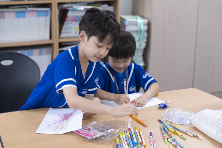 YTo1ODp7czo4OiJGaWxlTmFtZSI7czo0MDoiOWZiM2QzYjgtODdmMC00YzYzLWEzMzAtYTUxNzI1ODE1MGJjLmpwZyI7czoxMjoiRmlsZURhdGVUaW1lIjtpOjE3NTc4MjkxMjQ7czo4OiJGaWxlU2l6ZSI7aToxMDM5MDExO3M6ODoiRmlsZVR5cGUiO2k6MjtzOjg6Ik1pbWVUeXBlIjtzOjEwOiJpbWFnZS9qcGVnIjtzOjEzOiJTZWN0aW9uc0ZvdW5kIjtzOjMwOiJBTllfVEFHLCBJRkQwLCBUSFVNQk5BSUwsIEVYSUYiO3M6ODoiQ09NUFVURUQiO2E6OTp7czo0OiJodG1sIjtzOjI2OiJ3aWR0aD0iMTcyMSIgaGVpZ2h0PSIxMTQ3IiI7czo2OiJIZWlnaHQiO2k6MTE0NztzOjU6IldpZHRoIjtpOjE3MjE7czo3OiJJc0NvbG9yIjtpOjE7czoxNzoiQnl0ZU9yZGVyTW90b3JvbGEiO2k6MDtzOjE1OiJBcGVydHVyZUZOdW1iZXIiO3M6NToiZi8yLjgiO3M6OToiQ29weXJpZ2h0IjtzOjQ6IllBQkMiO3M6MTg6IlRodW1ibmFpbC5GaWxlVHlwZSI7aToyO3M6MTg6IlRodW1ibmFpbC5NaW1lVHlwZSI7czoxMDoiaW1hZ2UvanBlZyI7fXM6NDoiTWFrZSI7czo0OiJTT05ZIjtzOjU6Ik1vZGVsIjtzOjg6IklMQ0UtN000IjtzOjExOiJYUmVzb2x1dGlvbiI7czo1OiIyNDAvMSI7czoxMToiWVJlc29sdXRpb24iO3M6NToiMjQwLzEiO3M6MTQ6IlJlc29sdXRpb25Vbml0IjtpOjI7czo4OiJTb2Z0d2FyZSI7czo1MjoiQWRvYmUgUGhvdG9zaG9wIExpZ2h0cm9vbSBDbGFzc2ljIDE0LjUuMSAoTWFjaW50b3NoKSI7czo4OiJEYXRlVGltZSI7czoxOToiMjAyNTowOToxNCAxNDo1MDo0MyI7czo2OiJBcnRpc3QiO3M6NzoiWUFCQ19TRyI7czo5OiJDb3B5cmlnaHQiO3M6NDoiWUFCQyI7czoxNjoiRXhpZl9JRkRfUG9pbnRlciI7aToyNTQ7czo5OiJUSFVNQk5BSUwiO2E6Njp7czoxMToiQ29tcHJlc3Npb24iO2k6NjtzOjExOiJYUmVzb2x1dGlvbiI7czo0OiI3Mi8xIjtzOjExOiJZUmVzb2x1dGlvbiI7czo0OiI3Mi8xIjtzOjE0OiJSZXNvbHV0aW9uVW5pdCI7aToyO3M6MjE6IkpQRUdJbnRlcmNoYW5nZUZvcm1hdCI7aToxMDQwO3M6Mjc6IkpQRUdJbnRlcmNoYW5nZUZvcm1hdExlbmd0aCI7aToxNDc5OTt9czoxMjoiRXhwb3N1cmVUaW1lIjtzOjU6IjEvMTI1IjtzOjc6IkZOdW1iZXIiO3M6NToiMjgvMTAiO3M6MTU6IkV4cG9zdXJlUHJvZ3JhbSI7aToxO3M6MTU6IklTT1NwZWVkUmF0aW5ncyI7aTo0MDA7czoxOToiVW5kZWZpbmVkVGFnOjB4ODgzMCI7aToyO3M6MTk6IlVuZGVmaW5lZFRhZzoweDg4MzIiO2k6NDAwO3M6MTE6IkV4aWZWZXJzaW9uIjtzOjQ6IjAyMzIiO3M6MTY6IkRhdGVUaW1lT3JpZ2luYWwiO3M6MTk6IjIwMjU6MDk6MTQgMTQ6MTM6MzciO3M6MTc6IkRhdGVUaW1lRGlnaXRpemVkIjtzOjE5OiIyMDI1OjA5OjE0IDE0OjEzOjM3IjtzOjE5OiJVbmRlZmluZWRUYWc6MHg5MDEwIjtzOjY6IiswOTowMCI7czoxOToiVW5kZWZpbmVkVGFnOjB4OTAxMSI7czo2OiIrMDk6MDAiO3M6MTk6IlVuZGVmaW5lZFRhZzoweDkwMTIiO3M6NjoiKzA5OjAwIjtzOjE3OiJTaHV0dGVyU3BlZWRWYWx1ZSI7czoxNToiNjk2NTc4NC8xMDAwMDAwIjtzOjEzOiJBcGVydHVyZVZhbHVlIjtzOjE1OiIyOTcwODU0LzEwMDAwMDAiO3M6MTU6IkJyaWdodG5lc3NWYWx1ZSI7czo5OiI4OTk0LzI1NjAiO3M6MTc6IkV4cG9zdXJlQmlhc1ZhbHVlIjtzOjQ6IjAvMTAiO3M6MTY6Ik1heEFwZXJ0dXJlVmFsdWUiO3M6NzoiNzYwLzI1NiI7czoxMjoiTWV0ZXJpbmdNb2RlIjtpOjU7czoxMToiTGlnaHRTb3VyY2UiO2k6MjU1O3M6NToiRmxhc2giO2k6MTY7czoxMToiRm9jYWxMZW5ndGgiO3M6NjoiNTkwLzEwIjtzOjE4OiJTdWJTZWNUaW1lT3JpZ2luYWwiO3M6MzoiMTY2IjtzOjE5OiJTdWJTZWNUaW1lRGlnaXRpemVkIjtzOjM6IjE2NiI7czoxMDoiQ29sb3JTcGFjZSI7aTo2NTUzNTtzOjIxOiJGb2NhbFBsYW5lWFJlc29sdXRpb24iO3M6MTQ6IjY0NDQ5MzM5LzMyNzY4IjtzOjIxOiJGb2NhbFBsYW5lWVJlc29sdXRpb24iO3M6MTQ6IjY0NDQ5MzM5LzMyNzY4IjtzOjI0OiJGb2NhbFBsYW5lUmVzb2x1dGlvblVuaXQiO2k6MztzOjEwOiJGaWxlU291cmNlIjtzOjE6IgMiO3M6OToiU2NlbmVUeXBlIjtzOjE6IgEiO3M6MTQ6IkN1c3RvbVJlbmRlcmVkIjtpOjA7czoxMjoiRXhwb3N1cmVNb2RlIjtpOjE7czoxMjoiV2hpdGVCYWxhbmNlIjtpOjE7czoxNjoiRGlnaXRhbFpvb21SYXRpbyI7czo1OiIxNi8xNiI7czoyMToiRm9jYWxMZW5ndGhJbjM1bW1GaWxtIjtpOjU5O3M6MTY6IlNjZW5lQ2FwdHVyZVR5cGUiO2k6MDtzOjg6IkNvbnRyYXN0IjtpOjA7czoxMDoiU2F0dXJhdGlvbiI7aTowO3M6OToiU2hhcnBuZXNzIjtpOjA7czoxOToiVW5kZWZpbmVkVGFnOjB4QTQzMiI7YTo0OntpOjA7czo2OiIyNDAvMTAiO2k6MTtzOjY6IjcwMC8xMCI7aToyO3M6NToiMjgvMTAiO2k6MztzOjU6IjI4LzEwIjt9czoxOToiVW5kZWZpbmVkVGFnOjB4QTQzNCI7czoyMToiRkUgMjQtNzBtbSBGMi44IEdNIElJIjt9