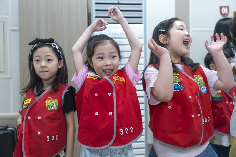 YTo1ODp7czo4OiJGaWxlTmFtZSI7czo0MDoiYTk0M2FmZTYtZGI3NS00MmQ2LTk2YTYtM2Q1OTViNDA5Nzc3LmpwZyI7czoxMjoiRmlsZURhdGVUaW1lIjtpOjE3NTA0ODMyMjc7czo4OiJGaWxlU2l6ZSI7aToxMzQ3NzE0O3M6ODoiRmlsZVR5cGUiO2k6MjtzOjg6Ik1pbWVUeXBlIjtzOjEwOiJpbWFnZS9qcGVnIjtzOjEzOiJTZWN0aW9uc0ZvdW5kIjtzOjMwOiJBTllfVEFHLCBJRkQwLCBUSFVNQk5BSUwsIEVYSUYiO3M6ODoiQ09NUFVURUQiO2E6OTp7czo0OiJodG1sIjtzOjI2OiJ3aWR0aD0iMTc1MiIgaGVpZ2h0PSIxMTY4IiI7czo2OiJIZWlnaHQiO2k6MTE2ODtzOjU6IldpZHRoIjtpOjE3NTI7czo3OiJJc0NvbG9yIjtpOjE7czoxNzoiQnl0ZU9yZGVyTW90b3JvbGEiO2k6MDtzOjE1OiJBcGVydHVyZUZOdW1iZXIiO3M6NToiZi8yLjgiO3M6OToiQ29weXJpZ2h0IjtzOjQ6IllBQkMiO3M6MTg6IlRodW1ibmFpbC5GaWxlVHlwZSI7aToyO3M6MTg6IlRodW1ibmFpbC5NaW1lVHlwZSI7czoxMDoiaW1hZ2UvanBlZyI7fXM6NDoiTWFrZSI7czo0OiJTT05ZIjtzOjU6Ik1vZGVsIjtzOjg6IklMQ0UtN000IjtzOjExOiJYUmVzb2x1dGlvbiI7czo1OiIyNDAvMSI7czoxMToiWVJlc29sdXRpb24iO3M6NToiMjQwLzEiO3M6MTQ6IlJlc29sdXRpb25Vbml0IjtpOjI7czo4OiJTb2Z0d2FyZSI7czo1MjoiQWRvYmUgUGhvdG9zaG9wIExpZ2h0cm9vbSBDbGFzc2ljIDE0LjMuMSAoTWFjaW50b3NoKSI7czo4OiJEYXRlVGltZSI7czoxOToiMjAyNTowNjoyMSAxNDoxNDoxOSI7czo2OiJBcnRpc3QiO3M6NzoiWUFCQ19TRyI7czo5OiJDb3B5cmlnaHQiO3M6NDoiWUFCQyI7czoxNjoiRXhpZl9JRkRfUG9pbnRlciI7aToyNTQ7czo5OiJUSFVNQk5BSUwiO2E6Njp7czoxMToiQ29tcHJlc3Npb24iO2k6NjtzOjExOiJYUmVzb2x1dGlvbiI7czo0OiI3Mi8xIjtzOjExOiJZUmVzb2x1dGlvbiI7czo0OiI3Mi8xIjtzOjE0OiJSZXNvbHV0aW9uVW5pdCI7aToyO3M6MjE6IkpQRUdJbnRlcmNoYW5nZUZvcm1hdCI7aToxMDQwO3M6Mjc6IkpQRUdJbnRlcmNoYW5nZUZvcm1hdExlbmd0aCI7aToxNzM5NDt9czoxMjoiRXhwb3N1cmVUaW1lIjtzOjU6IjEvMTYwIjtzOjc6IkZOdW1iZXIiO3M6NToiMjgvMTAiO3M6MTU6IkV4cG9zdXJlUHJvZ3JhbSI7aToxO3M6MTU6IklTT1NwZWVkUmF0aW5ncyI7aTo0MDA7czoxOToiVW5kZWZpbmVkVGFnOjB4ODgzMCI7aToyO3M6MTk6IlVuZGVmaW5lZFRhZzoweDg4MzIiO2k6NDAwO3M6MTE6IkV4aWZWZXJzaW9uIjtzOjQ6IjAyMzIiO3M6MTY6IkRhdGVUaW1lT3JpZ2luYWwiO3M6MTk6IjIwMjU6MDY6MjEgMTA6MTE6NTYiO3M6MTc6IkRhdGVUaW1lRGlnaXRpemVkIjtzOjE5OiIyMDI1OjA2OjIxIDEwOjExOjU2IjtzOjE5OiJVbmRlZmluZWRUYWc6MHg5MDEwIjtzOjY6IiswOTowMCI7czoxOToiVW5kZWZpbmVkVGFnOjB4OTAxMSI7czo2OiIrMDk6MDAiO3M6MTk6IlVuZGVmaW5lZFRhZzoweDkwMTIiO3M6NjoiKzA5OjAwIjtzOjE3OiJTaHV0dGVyU3BlZWRWYWx1ZSI7czoxNToiNzMyMTkyOC8xMDAwMDAwIjtzOjEzOiJBcGVydHVyZVZhbHVlIjtzOjE1OiIyOTcwODU0LzEwMDAwMDAiO3M6MTU6IkJyaWdodG5lc3NWYWx1ZSI7czo5OiI1ODE0LzI1NjAiO3M6MTc6IkV4cG9zdXJlQmlhc1ZhbHVlIjtzOjQ6IjAvMTAiO3M6MTY6Ik1heEFwZXJ0dXJlVmFsdWUiO3M6NzoiNzYwLzI1NiI7czoxMjoiTWV0ZXJpbmdNb2RlIjtpOjU7czoxMToiTGlnaHRTb3VyY2UiO2k6MDtzOjU6IkZsYXNoIjtpOjEzO3M6MTE6IkZvY2FsTGVuZ3RoIjtzOjY6IjMyMC8xMCI7czoxODoiU3ViU2VjVGltZU9yaWdpbmFsIjtzOjM6IjY2OCI7czoxOToiU3ViU2VjVGltZURpZ2l0aXplZCI7czozOiI2NjgiO3M6MTA6IkNvbG9yU3BhY2UiO2k6NjU1MzU7czoyMToiRm9jYWxQbGFuZVhSZXNvbHV0aW9uIjtzOjE0OiI2NDQ0OTMzOS8zMjc2OCI7czoyMToiRm9jYWxQbGFuZVlSZXNvbHV0aW9uIjtzOjE0OiI2NDQ0OTMzOS8zMjc2OCI7czoyNDoiRm9jYWxQbGFuZVJlc29sdXRpb25Vbml0IjtpOjM7czoxMDoiRmlsZVNvdXJjZSI7czoxOiIDIjtzOjk6IlNjZW5lVHlwZSI7czoxOiIBIjtzOjE0OiJDdXN0b21SZW5kZXJlZCI7aTowO3M6MTI6IkV4cG9zdXJlTW9kZSI7aToxO3M6MTI6IldoaXRlQmFsYW5jZSI7aToxO3M6MTY6IkRpZ2l0YWxab29tUmF0aW8iO3M6NToiMTYvMTYiO3M6MjE6IkZvY2FsTGVuZ3RoSW4zNW1tRmlsbSI7aTozMjtzOjE2OiJTY2VuZUNhcHR1cmVUeXBlIjtpOjA7czo4OiJDb250cmFzdCI7aTowO3M6MTA6IlNhdHVyYXRpb24iO2k6MDtzOjk6IlNoYXJwbmVzcyI7aTowO3M6MTk6IlVuZGVmaW5lZFRhZzoweEE0MzIiO2E6NDp7aTowO3M6NjoiMjQwLzEwIjtpOjE7czo2OiI3MDAvMTAiO2k6MjtzOjU6IjI4LzEwIjtpOjM7czo1OiIyOC8xMCI7fXM6MTk6IlVuZGVmaW5lZFRhZzoweEE0MzQiO3M6MjE6IkZFIDI0LTcwbW0gRjIuOCBHTSBJSSI7fQ==