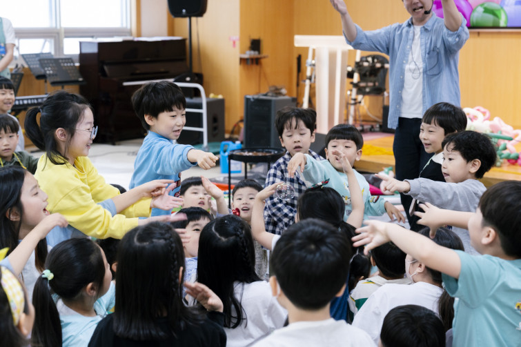 YTo1ODp7czo4OiJGaWxlTmFtZSI7czo0MDoiYzg4OTMyOGItMzZmYy00M2MxLWFmYjMtY2IxM2UzYmY1MTlhLmpwZyI7czoxMjoiRmlsZURhdGVUaW1lIjtpOjE3NDcwOTY2OTA7czo4OiJGaWxlU2l6ZSI7aToxMzA4NDE3O3M6ODoiRmlsZVR5cGUiO2k6MjtzOjg6Ik1pbWVUeXBlIjtzOjEwOiJpbWFnZS9qcGVnIjtzOjEzOiJTZWN0aW9uc0ZvdW5kIjtzOjMwOiJBTllfVEFHLCBJRkQwLCBUSFVNQk5BSUwsIEVYSUYiO3M6ODoiQ09NUFVURUQiO2E6OTp7czo0OiJodG1sIjtzOjI2OiJ3aWR0aD0iMTc1MiIgaGVpZ2h0PSIxMTY4IiI7czo2OiJIZWlnaHQiO2k6MTE2ODtzOjU6IldpZHRoIjtpOjE3NTI7czo3OiJJc0NvbG9yIjtpOjE7czoxNzoiQnl0ZU9yZGVyTW90b3JvbGEiO2k6MDtzOjE1OiJBcGVydHVyZUZOdW1iZXIiO3M6NToiZi80LjUiO3M6OToiQ29weXJpZ2h0IjtzOjQ6IllBQkMiO3M6MTg6IlRodW1ibmFpbC5GaWxlVHlwZSI7aToyO3M6MTg6IlRodW1ibmFpbC5NaW1lVHlwZSI7czoxMDoiaW1hZ2UvanBlZyI7fXM6NDoiTWFrZSI7czo0OiJTT05ZIjtzOjU6Ik1vZGVsIjtzOjg6IklMQ0UtN000IjtzOjExOiJYUmVzb2x1dGlvbiI7czo1OiIyNDAvMSI7czoxMToiWVJlc29sdXRpb24iO3M6NToiMjQwLzEiO3M6MTQ6IlJlc29sdXRpb25Vbml0IjtpOjI7czo4OiJTb2Z0d2FyZSI7czo1MjoiQWRvYmUgUGhvdG9zaG9wIExpZ2h0cm9vbSBDbGFzc2ljIDE0LjMuMSAoTWFjaW50b3NoKSI7czo4OiJEYXRlVGltZSI7czoxOToiMjAyNTowNToxMyAwOTozNjoxMiI7czo2OiJBcnRpc3QiO3M6NzoiWUFCQ19TRyI7czo5OiJDb3B5cmlnaHQiO3M6NDoiWUFCQyI7czoxNjoiRXhpZl9JRkRfUG9pbnRlciI7aToyNTQ7czo5OiJUSFVNQk5BSUwiO2E6Njp7czoxMToiQ29tcHJlc3Npb24iO2k6NjtzOjExOiJYUmVzb2x1dGlvbiI7czo0OiI3Mi8xIjtzOjExOiJZUmVzb2x1dGlvbiI7czo0OiI3Mi8xIjtzOjE0OiJSZXNvbHV0aW9uVW5pdCI7aToyO3M6MjE6IkpQRUdJbnRlcmNoYW5nZUZvcm1hdCI7aToxMDQwO3M6Mjc6IkpQRUdJbnRlcmNoYW5nZUZvcm1hdExlbmd0aCI7aToyMDQwMTt9czoxMjoiRXhwb3N1cmVUaW1lIjtzOjU6IjEvMTI1IjtzOjc6IkZOdW1iZXIiO3M6NToiNDUvMTAiO3M6MTU6IkV4cG9zdXJlUHJvZ3JhbSI7aToxO3M6MTU6IklTT1NwZWVkUmF0aW5ncyI7aToxMDAwO3M6MTk6IlVuZGVmaW5lZFRhZzoweDg4MzAiO2k6MjtzOjE5OiJVbmRlZmluZWRUYWc6MHg4ODMyIjtpOjEwMDA7czoxMToiRXhpZlZlcnNpb24iO3M6NDoiMDIzMiI7czoxNjoiRGF0ZVRpbWVPcmlnaW5hbCI7czoxOToiMjAyNTowNToxMSAxMjoxMDoxOCI7czoxNzoiRGF0ZVRpbWVEaWdpdGl6ZWQiO3M6MTk6IjIwMjU6MDU6MTEgMTI6MTA6MTgiO3M6MTk6IlVuZGVmaW5lZFRhZzoweDkwMTAiO3M6NjoiKzA5OjAwIjtzOjE5OiJVbmRlZmluZWRUYWc6MHg5MDExIjtzOjY6IiswOTowMCI7czoxOToiVW5kZWZpbmVkVGFnOjB4OTAxMiI7czo2OiIrMDk6MDAiO3M6MTc6IlNodXR0ZXJTcGVlZFZhbHVlIjtzOjE1OiI2OTY1Nzg0LzEwMDAwMDAiO3M6MTM6IkFwZXJ0dXJlVmFsdWUiO3M6MTM6IjQzMzk4NS8xMDAwMDAiO3M6MTU6IkJyaWdodG5lc3NWYWx1ZSI7czo5OiI2NTk0LzI1NjAiO3M6MTc6IkV4cG9zdXJlQmlhc1ZhbHVlIjtzOjQ6IjAvMTAiO3M6MTY6Ik1heEFwZXJ0dXJlVmFsdWUiO3M6NzoiNzYwLzI1NiI7czoxMjoiTWV0ZXJpbmdNb2RlIjtpOjU7czoxMToiTGlnaHRTb3VyY2UiO2k6MDtzOjU6IkZsYXNoIjtpOjEzO3M6MTE6IkZvY2FsTGVuZ3RoIjtzOjY6IjcwMC8xMCI7czoxODoiU3ViU2VjVGltZU9yaWdpbmFsIjtzOjM6IjMzOCI7czoxOToiU3ViU2VjVGltZURpZ2l0aXplZCI7czozOiIzMzgiO3M6MTA6IkNvbG9yU3BhY2UiO2k6NjU1MzU7czoyMToiRm9jYWxQbGFuZVhSZXNvbHV0aW9uIjtzOjE0OiI2NDQ0OTMzOS8zMjc2OCI7czoyMToiRm9jYWxQbGFuZVlSZXNvbHV0aW9uIjtzOjE0OiI2NDQ0OTMzOS8zMjc2OCI7czoyNDoiRm9jYWxQbGFuZVJlc29sdXRpb25Vbml0IjtpOjM7czoxMDoiRmlsZVNvdXJjZSI7czoxOiIDIjtzOjk6IlNjZW5lVHlwZSI7czoxOiIBIjtzOjE0OiJDdXN0b21SZW5kZXJlZCI7aTowO3M6MTI6IkV4cG9zdXJlTW9kZSI7aToxO3M6MTI6IldoaXRlQmFsYW5jZSI7aToxO3M6MTY6IkRpZ2l0YWxab29tUmF0aW8iO3M6NToiMTYvMTYiO3M6MjE6IkZvY2FsTGVuZ3RoSW4zNW1tRmlsbSI7aTo3MDtzOjE2OiJTY2VuZUNhcHR1cmVUeXBlIjtpOjA7czo4OiJDb250cmFzdCI7aTowO3M6MTA6IlNhdHVyYXRpb24iO2k6MDtzOjk6IlNoYXJwbmVzcyI7aTowO3M6MTk6IlVuZGVmaW5lZFRhZzoweEE0MzIiO2E6NDp7aTowO3M6NjoiMjQwLzEwIjtpOjE7czo2OiI3MDAvMTAiO2k6MjtzOjU6IjI4LzEwIjtpOjM7czo1OiIyOC8xMCI7fXM6MTk6IlVuZGVmaW5lZFRhZzoweEE0MzQiO3M6MjE6IkZFIDI0LTcwbW0gRjIuOCBHTSBJSSI7fQ==