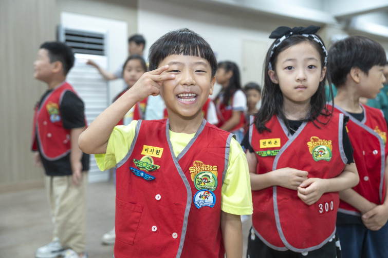 YTo1ODp7czo4OiJGaWxlTmFtZSI7czo0MDoiZTM0NzgwNDUtNWNhOS00MGEyLTg3YzUtZmU4MzRhNWEyZDg1LmpwZyI7czoxMjoiRmlsZURhdGVUaW1lIjtpOjE3NTA0ODMyMjU7czo4OiJGaWxlU2l6ZSI7aToxMjcxMTA2O3M6ODoiRmlsZVR5cGUiO2k6MjtzOjg6Ik1pbWVUeXBlIjtzOjEwOiJpbWFnZS9qcGVnIjtzOjEzOiJTZWN0aW9uc0ZvdW5kIjtzOjMwOiJBTllfVEFHLCBJRkQwLCBUSFVNQk5BSUwsIEVYSUYiO3M6ODoiQ09NUFVURUQiO2E6OTp7czo0OiJodG1sIjtzOjI2OiJ3aWR0aD0iMTc1MiIgaGVpZ2h0PSIxMTY4IiI7czo2OiJIZWlnaHQiO2k6MTE2ODtzOjU6IldpZHRoIjtpOjE3NTI7czo3OiJJc0NvbG9yIjtpOjE7czoxNzoiQnl0ZU9yZGVyTW90b3JvbGEiO2k6MDtzOjE1OiJBcGVydHVyZUZOdW1iZXIiO3M6NToiZi8yLjgiO3M6OToiQ29weXJpZ2h0IjtzOjQ6IllBQkMiO3M6MTg6IlRodW1ibmFpbC5GaWxlVHlwZSI7aToyO3M6MTg6IlRodW1ibmFpbC5NaW1lVHlwZSI7czoxMDoiaW1hZ2UvanBlZyI7fXM6NDoiTWFrZSI7czo0OiJTT05ZIjtzOjU6Ik1vZGVsIjtzOjg6IklMQ0UtN000IjtzOjExOiJYUmVzb2x1dGlvbiI7czo1OiIyNDAvMSI7czoxMToiWVJlc29sdXRpb24iO3M6NToiMjQwLzEiO3M6MTQ6IlJlc29sdXRpb25Vbml0IjtpOjI7czo4OiJTb2Z0d2FyZSI7czo1MjoiQWRvYmUgUGhvdG9zaG9wIExpZ2h0cm9vbSBDbGFzc2ljIDE0LjMuMSAoTWFjaW50b3NoKSI7czo4OiJEYXRlVGltZSI7czoxOToiMjAyNTowNjoyMSAxNDoxNDoxMCI7czo2OiJBcnRpc3QiO3M6NzoiWUFCQ19TRyI7czo5OiJDb3B5cmlnaHQiO3M6NDoiWUFCQyI7czoxNjoiRXhpZl9JRkRfUG9pbnRlciI7aToyNTQ7czo5OiJUSFVNQk5BSUwiO2E6Njp7czoxMToiQ29tcHJlc3Npb24iO2k6NjtzOjExOiJYUmVzb2x1dGlvbiI7czo0OiI3Mi8xIjtzOjExOiJZUmVzb2x1dGlvbiI7czo0OiI3Mi8xIjtzOjE0OiJSZXNvbHV0aW9uVW5pdCI7aToyO3M6MjE6IkpQRUdJbnRlcmNoYW5nZUZvcm1hdCI7aToxMDQwO3M6Mjc6IkpQRUdJbnRlcmNoYW5nZUZvcm1hdExlbmd0aCI7aToxNzg3Njt9czoxMjoiRXhwb3N1cmVUaW1lIjtzOjU6IjEvMTYwIjtzOjc6IkZOdW1iZXIiO3M6NToiMjgvMTAiO3M6MTU6IkV4cG9zdXJlUHJvZ3JhbSI7aToxO3M6MTU6IklTT1NwZWVkUmF0aW5ncyI7aTo0MDA7czoxOToiVW5kZWZpbmVkVGFnOjB4ODgzMCI7aToyO3M6MTk6IlVuZGVmaW5lZFRhZzoweDg4MzIiO2k6NDAwO3M6MTE6IkV4aWZWZXJzaW9uIjtzOjQ6IjAyMzIiO3M6MTY6IkRhdGVUaW1lT3JpZ2luYWwiO3M6MTk6IjIwMjU6MDY6MjEgMTA6MDA6NDgiO3M6MTc6IkRhdGVUaW1lRGlnaXRpemVkIjtzOjE5OiIyMDI1OjA2OjIxIDEwOjAwOjQ4IjtzOjE5OiJVbmRlZmluZWRUYWc6MHg5MDEwIjtzOjY6IiswOTowMCI7czoxOToiVW5kZWZpbmVkVGFnOjB4OTAxMSI7czo2OiIrMDk6MDAiO3M6MTk6IlVuZGVmaW5lZFRhZzoweDkwMTIiO3M6NjoiKzA5OjAwIjtzOjE3OiJTaHV0dGVyU3BlZWRWYWx1ZSI7czoxNToiNzMyMTkyOC8xMDAwMDAwIjtzOjEzOiJBcGVydHVyZVZhbHVlIjtzOjE1OiIyOTcwODU0LzEwMDAwMDAiO3M6MTU6IkJyaWdodG5lc3NWYWx1ZSI7czo5OiI1NDQ0LzI1NjAiO3M6MTc6IkV4cG9zdXJlQmlhc1ZhbHVlIjtzOjQ6IjAvMTAiO3M6MTY6Ik1heEFwZXJ0dXJlVmFsdWUiO3M6NzoiNzYwLzI1NiI7czoxMjoiTWV0ZXJpbmdNb2RlIjtpOjU7czoxMToiTGlnaHRTb3VyY2UiO2k6MDtzOjU6IkZsYXNoIjtpOjEzO3M6MTE6IkZvY2FsTGVuZ3RoIjtzOjY6IjM0MC8xMCI7czoxODoiU3ViU2VjVGltZU9yaWdpbmFsIjtzOjM6IjMwMCI7czoxOToiU3ViU2VjVGltZURpZ2l0aXplZCI7czozOiIzMDAiO3M6MTA6IkNvbG9yU3BhY2UiO2k6NjU1MzU7czoyMToiRm9jYWxQbGFuZVhSZXNvbHV0aW9uIjtzOjE0OiI2NDQ0OTMzOS8zMjc2OCI7czoyMToiRm9jYWxQbGFuZVlSZXNvbHV0aW9uIjtzOjE0OiI2NDQ0OTMzOS8zMjc2OCI7czoyNDoiRm9jYWxQbGFuZVJlc29sdXRpb25Vbml0IjtpOjM7czoxMDoiRmlsZVNvdXJjZSI7czoxOiIDIjtzOjk6IlNjZW5lVHlwZSI7czoxOiIBIjtzOjE0OiJDdXN0b21SZW5kZXJlZCI7aTowO3M6MTI6IkV4cG9zdXJlTW9kZSI7aToxO3M6MTI6IldoaXRlQmFsYW5jZSI7aToxO3M6MTY6IkRpZ2l0YWxab29tUmF0aW8iO3M6NToiMTYvMTYiO3M6MjE6IkZvY2FsTGVuZ3RoSW4zNW1tRmlsbSI7aTozNDtzOjE2OiJTY2VuZUNhcHR1cmVUeXBlIjtpOjA7czo4OiJDb250cmFzdCI7aTowO3M6MTA6IlNhdHVyYXRpb24iO2k6MDtzOjk6IlNoYXJwbmVzcyI7aTowO3M6MTk6IlVuZGVmaW5lZFRhZzoweEE0MzIiO2E6NDp7aTowO3M6NjoiMjQwLzEwIjtpOjE7czo2OiI3MDAvMTAiO2k6MjtzOjU6IjI4LzEwIjtpOjM7czo1OiIyOC8xMCI7fXM6MTk6IlVuZGVmaW5lZFRhZzoweEE0MzQiO3M6MjE6IkZFIDI0LTcwbW0gRjIuOCBHTSBJSSI7fQ==